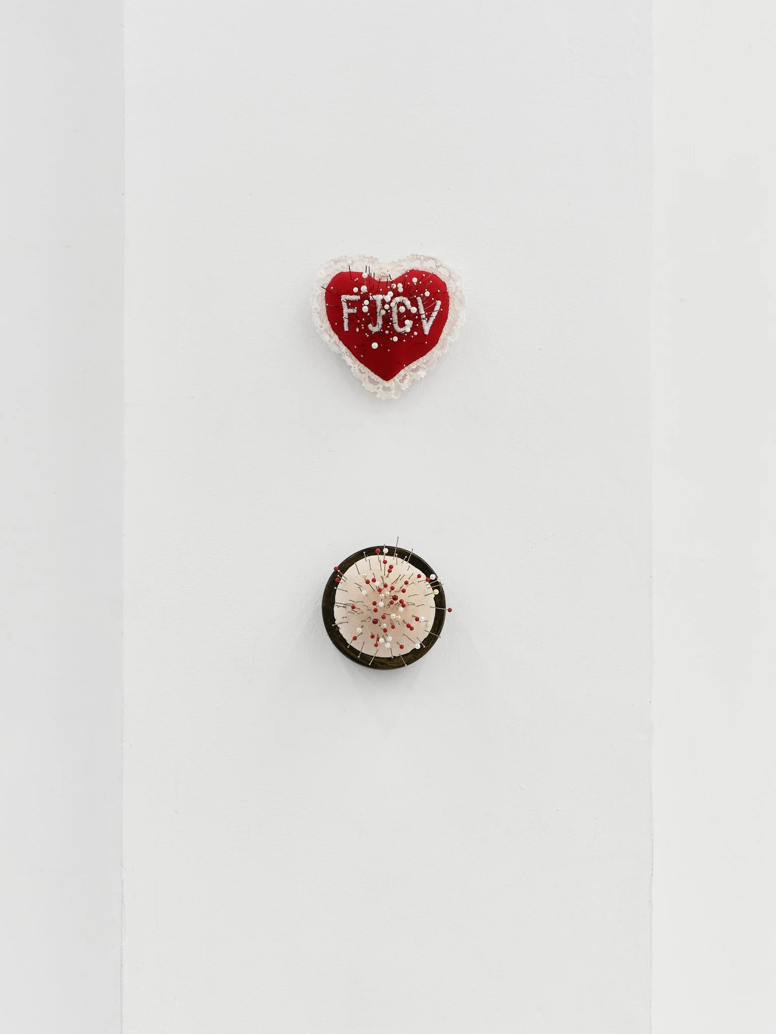 Facundo Cerain Vazquez, «San Sebastián», 2025, de la série «San Sebastián», Pelote à épingles trouvée, épingles et aiguilles, dimensions variables