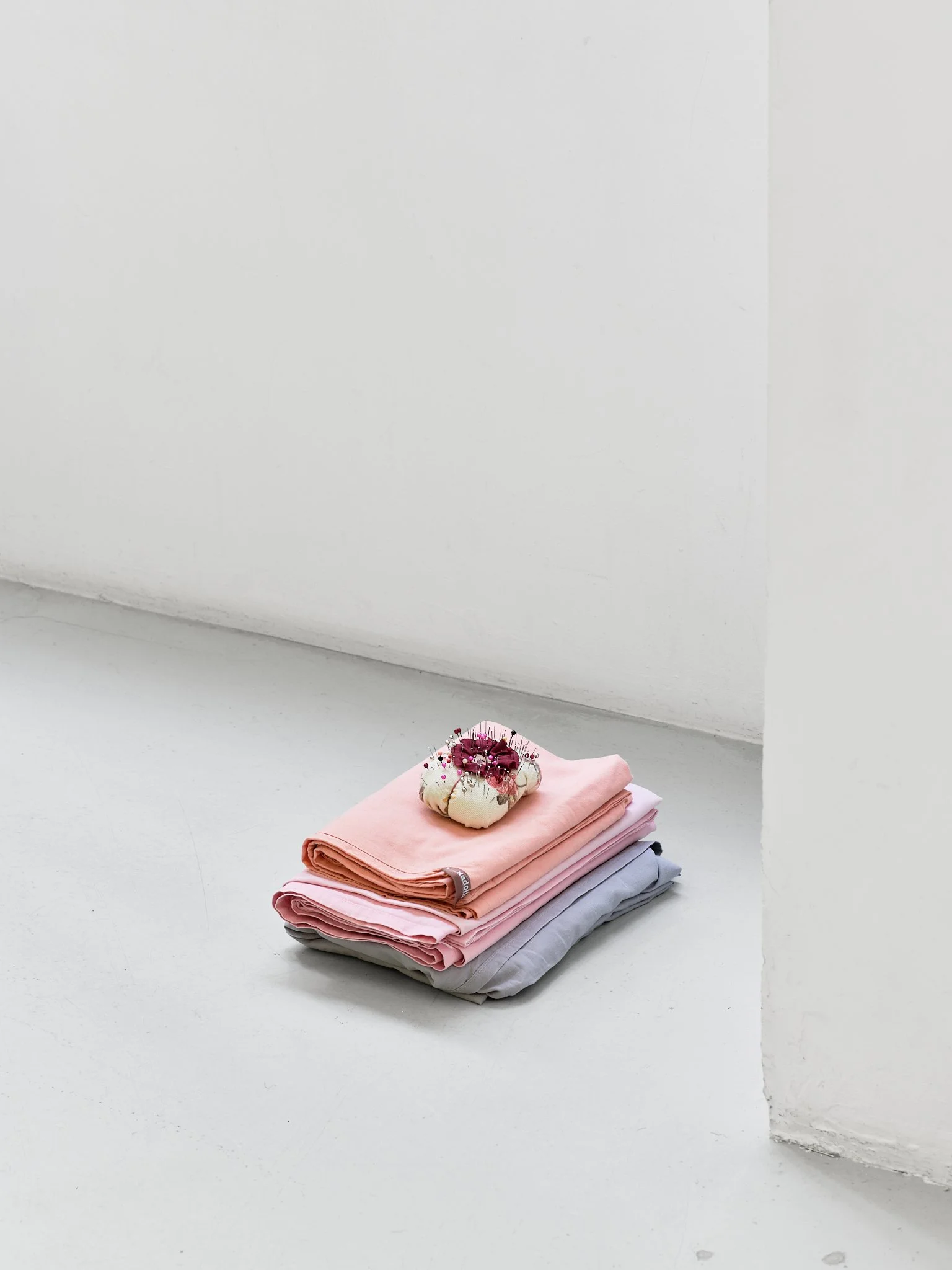 Facundo Cerain Vazquez, «San Sebastián», 2025, de la série «San Sebastián», Pelote à épingles trouvée, épingles et aiguilles, 11 x 7,50 x 4 cm