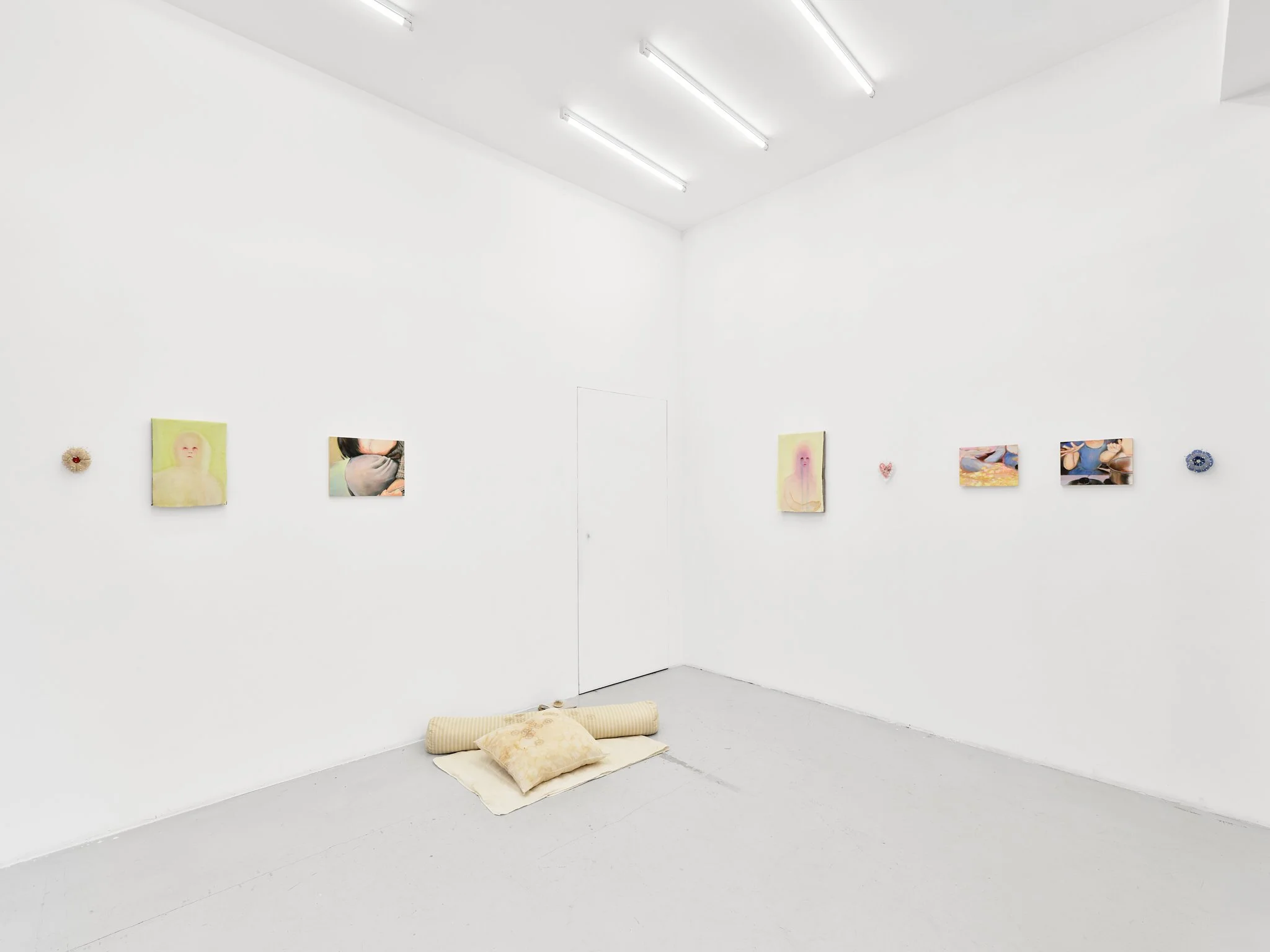 Eva Ayache-Vanderhorst, Facundo Cerain Vazquez et Sophia Rosenthal, «Between Lunch and Something Else», Vue d'exposition, Galerie C - Paris, 31.01 - 28-02.26, © Nicolas Lafon