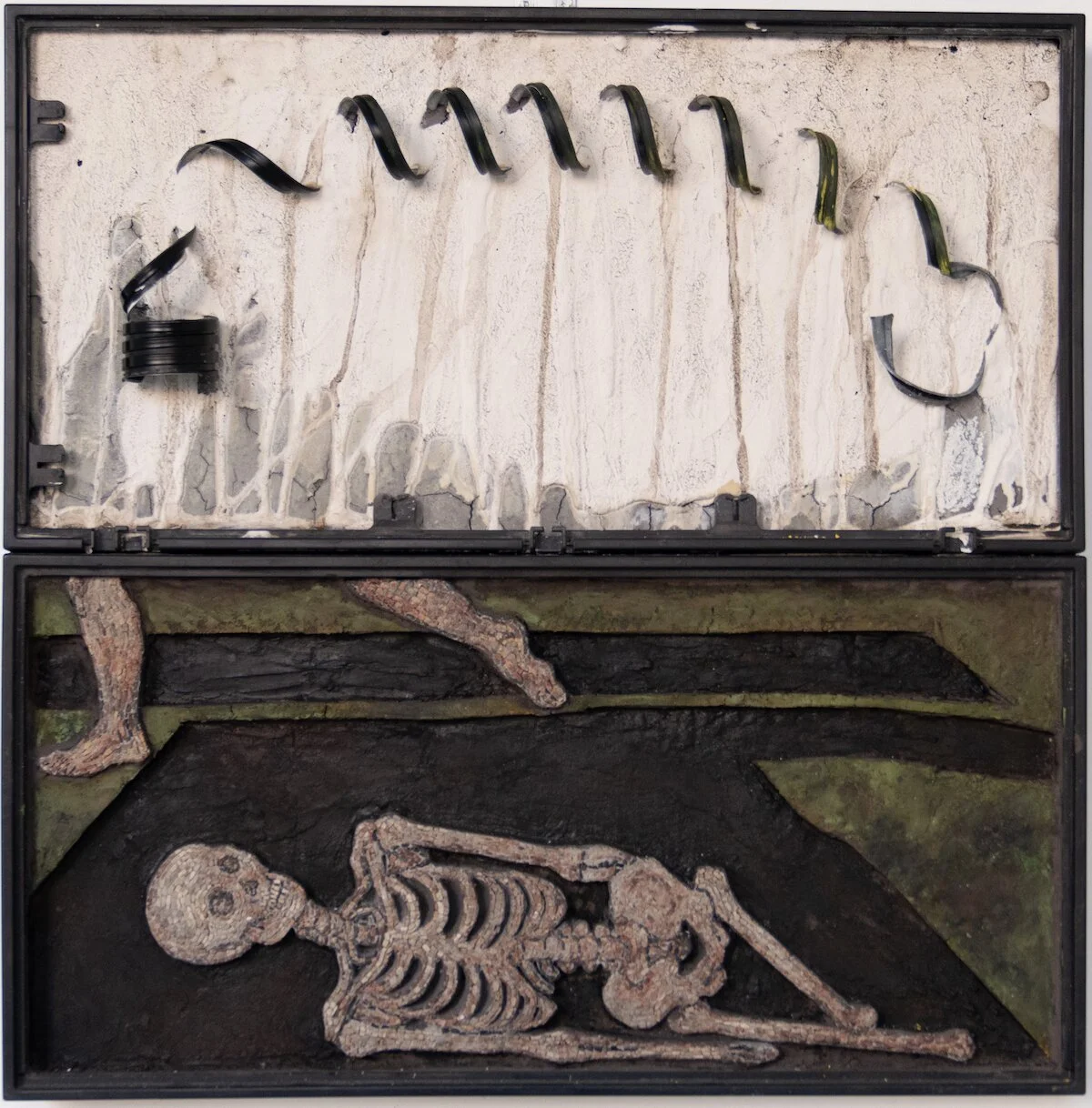 Félix Taburet, «Niemand», 2025, marbre, pastel à l’huile, plâtre, mortier, acier et pvc, 60 x 60 x 5 cm