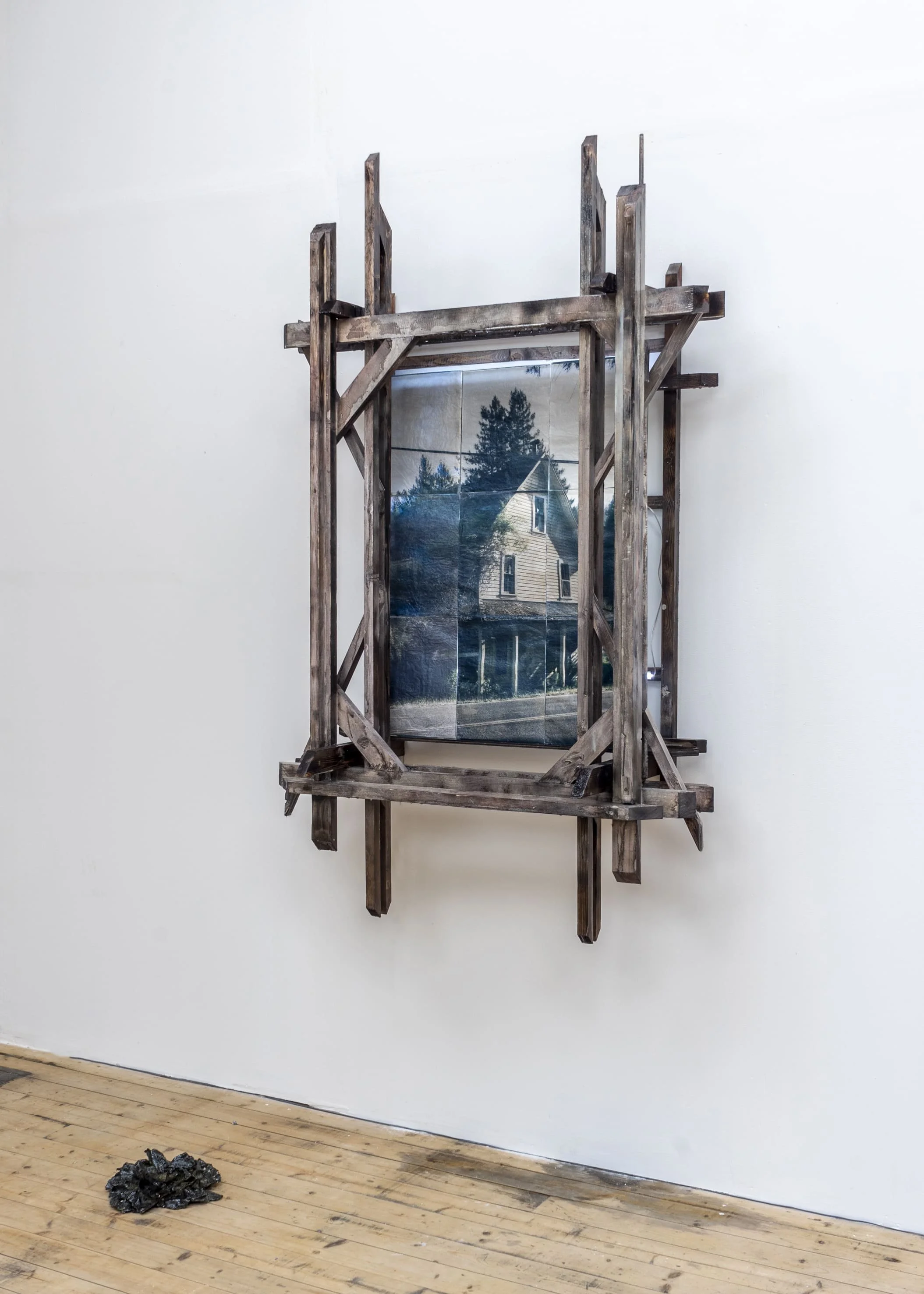 Jesse Wallace, Comptche, Californie, USA, 180x110x40cm, bois, tirage cyanotype et tirage sur transparent contrecollé sur plaque de verre, ruban LED.