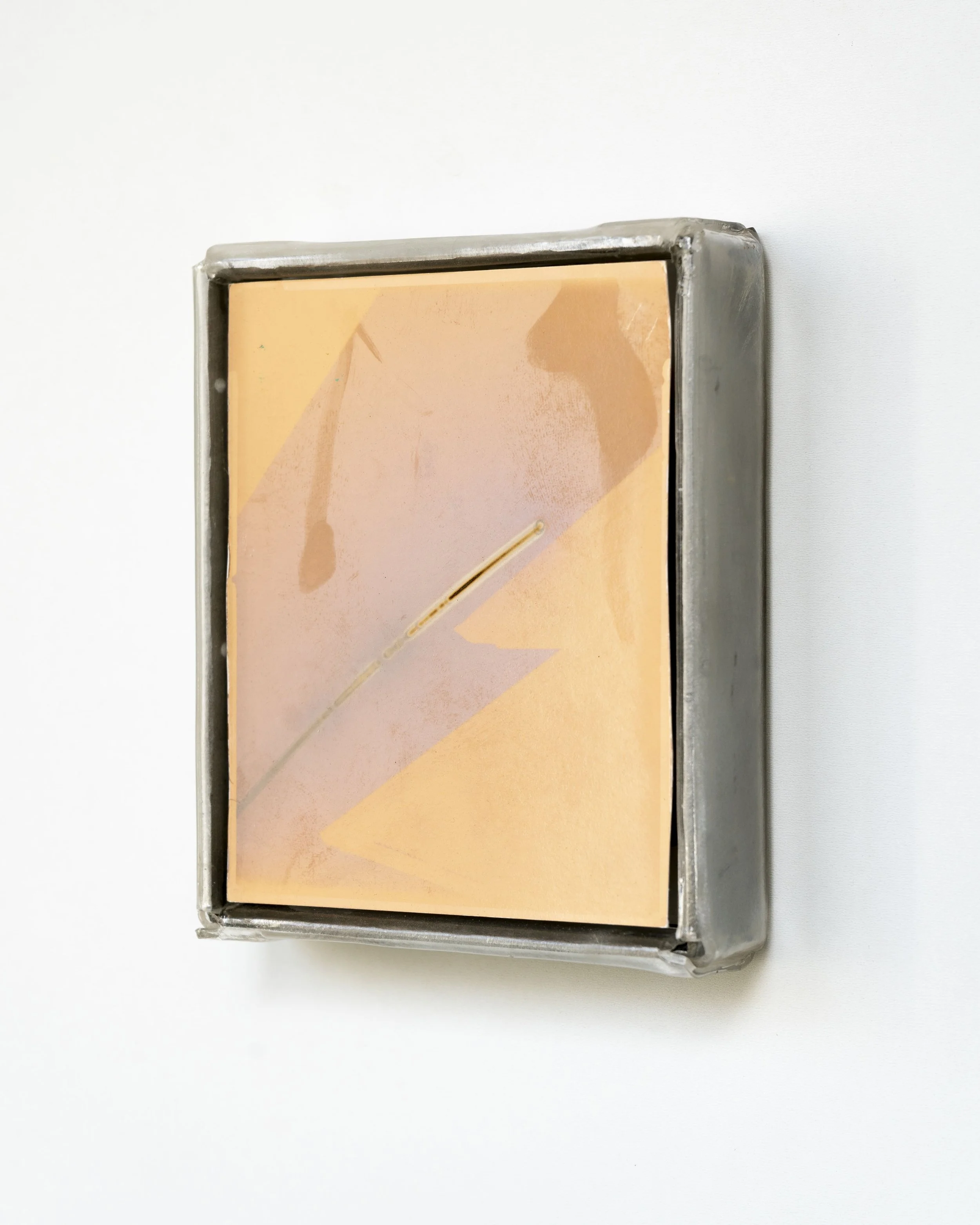 Jesse Wallace, Sans titre (peach),2023, 14 x 11,5 x 4 cm, tirage négatif sur papier photo multi- contraste, acier, bois, plexiglass.
