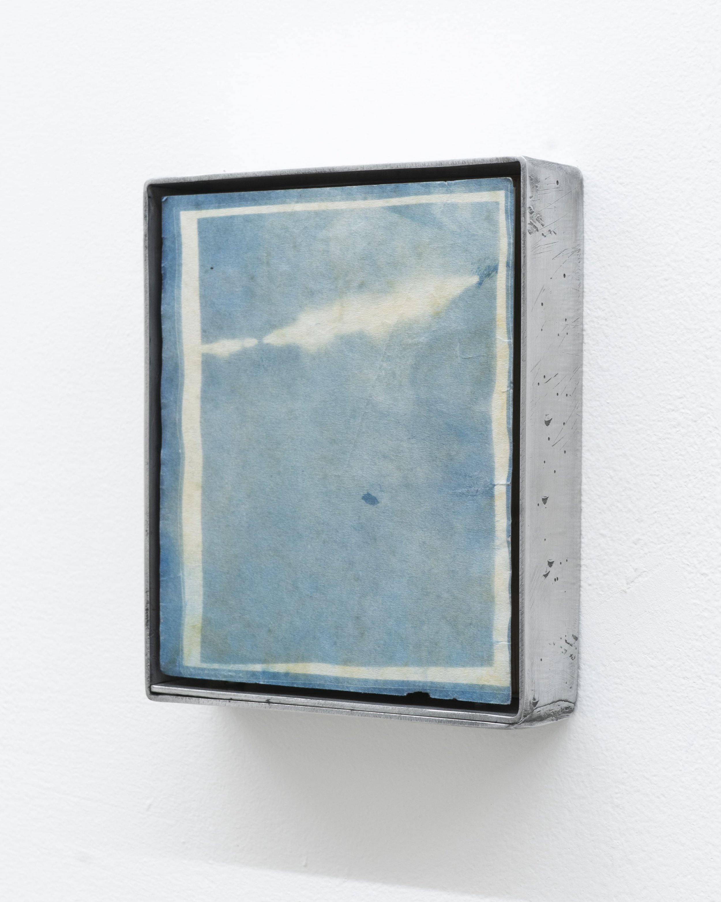 Jesse Wallace, Hotel Hollywood Roosevelt 2, 2023, 14 x 10 x 4 cm, tirage cyanotype contrecollé sur bristol 350g, cadre en aluminium et bois fait main.