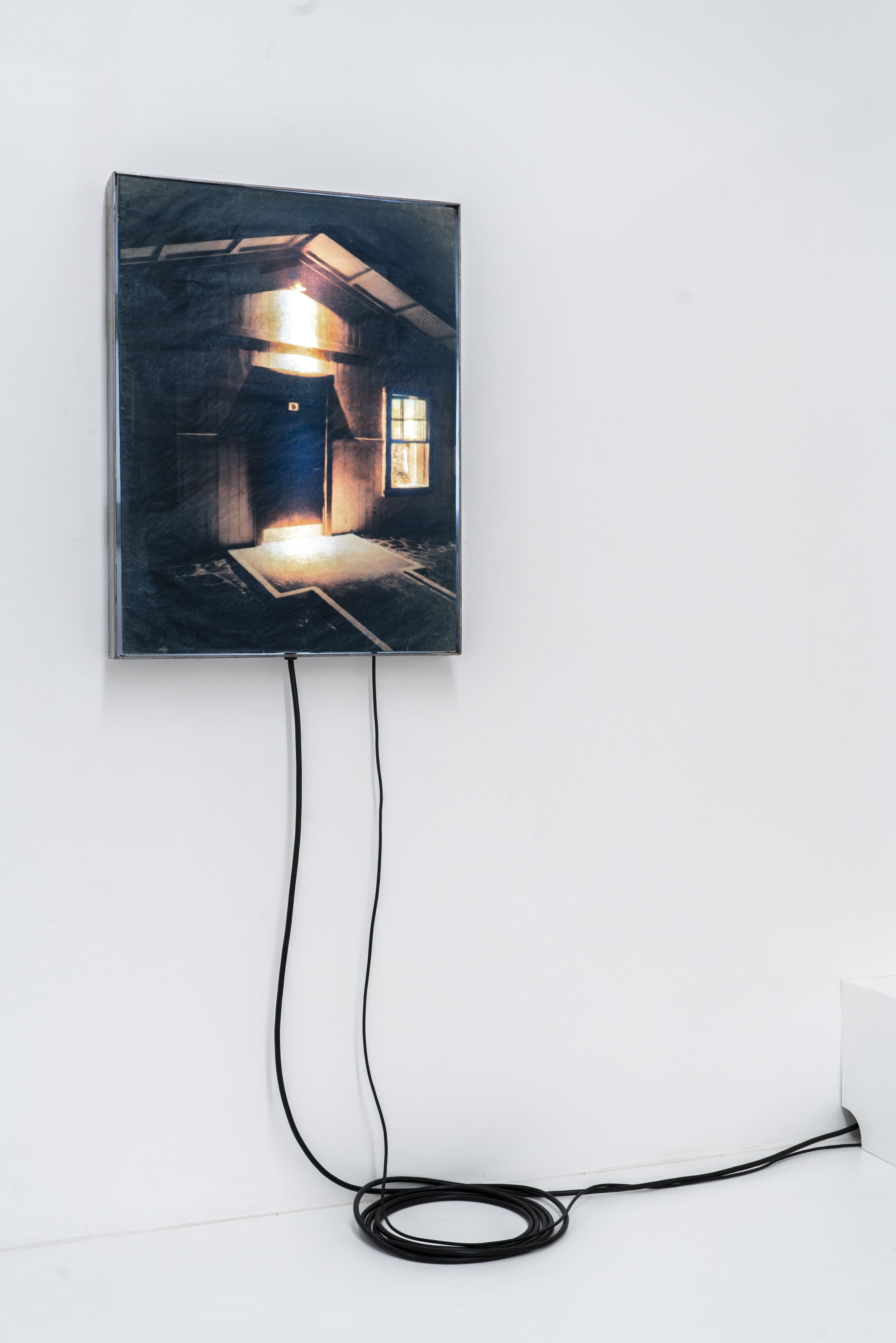 Jesse Wallace, Crater Rim dr, 2023, 50 x 40 x 6 cm, tirage cyanotype et tirage sur transparent contre-collé surplexiglass, ruban LED, câble électrique, acier, transformateur.