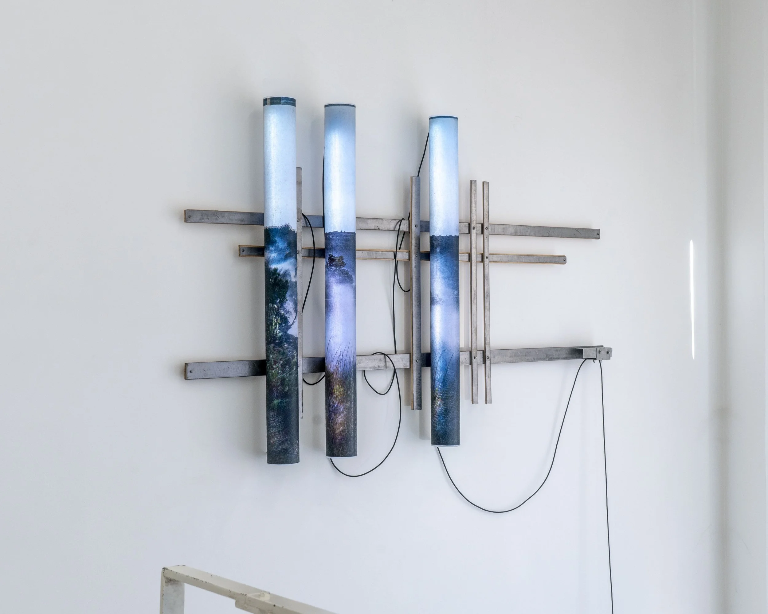 Jesse Wallace, Steam Vents, 2023, 90 x 145 x 9 cm, acier, bois, aluminium, tirage cyanotype et tirage sur transparent contrecollé sur plexiglass.