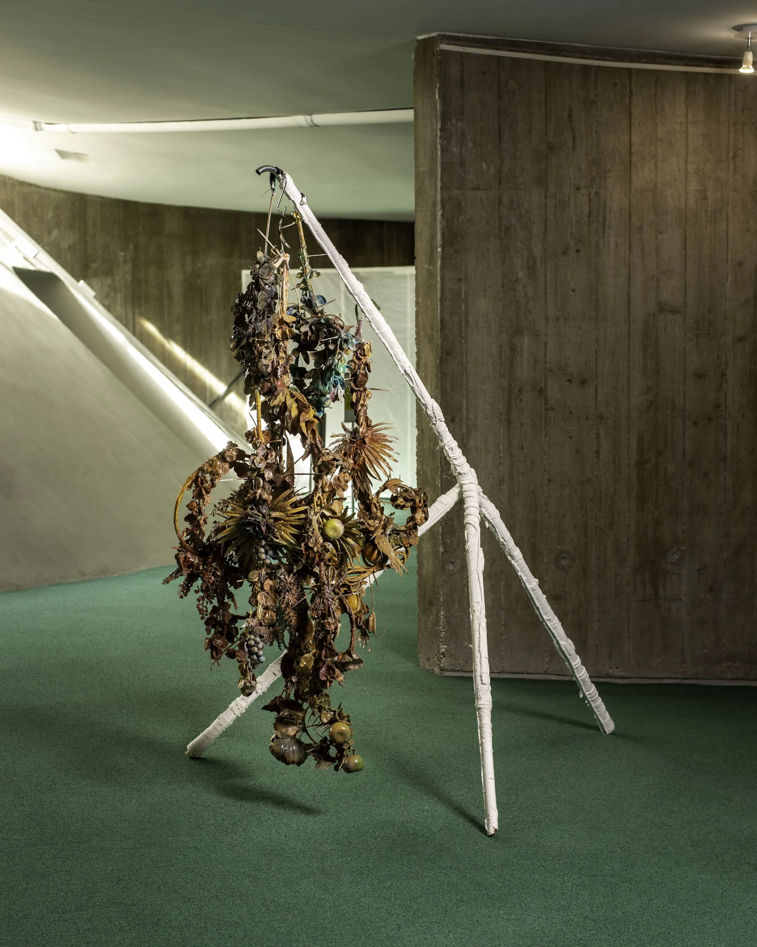 Jesse Wallace, The Moon shines brighter way out in the boonies, 2020, dimensions variables, plâtre, acier, résine, plastique, câbles électriques.