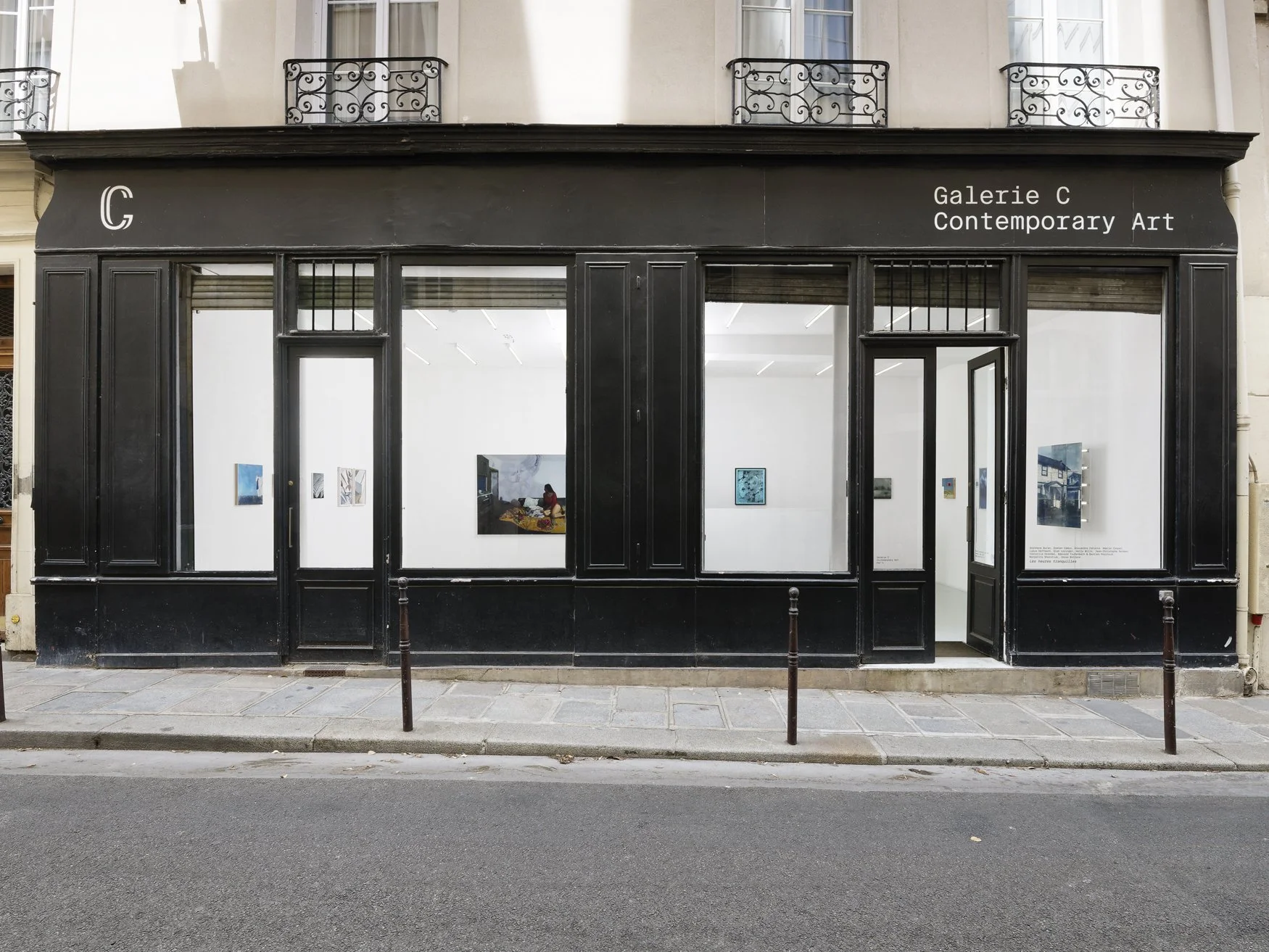 «Les heures tranquilles», Vue d'exposition depuis l'extérieur, Galerie C - Paris, © Aurélien Mole