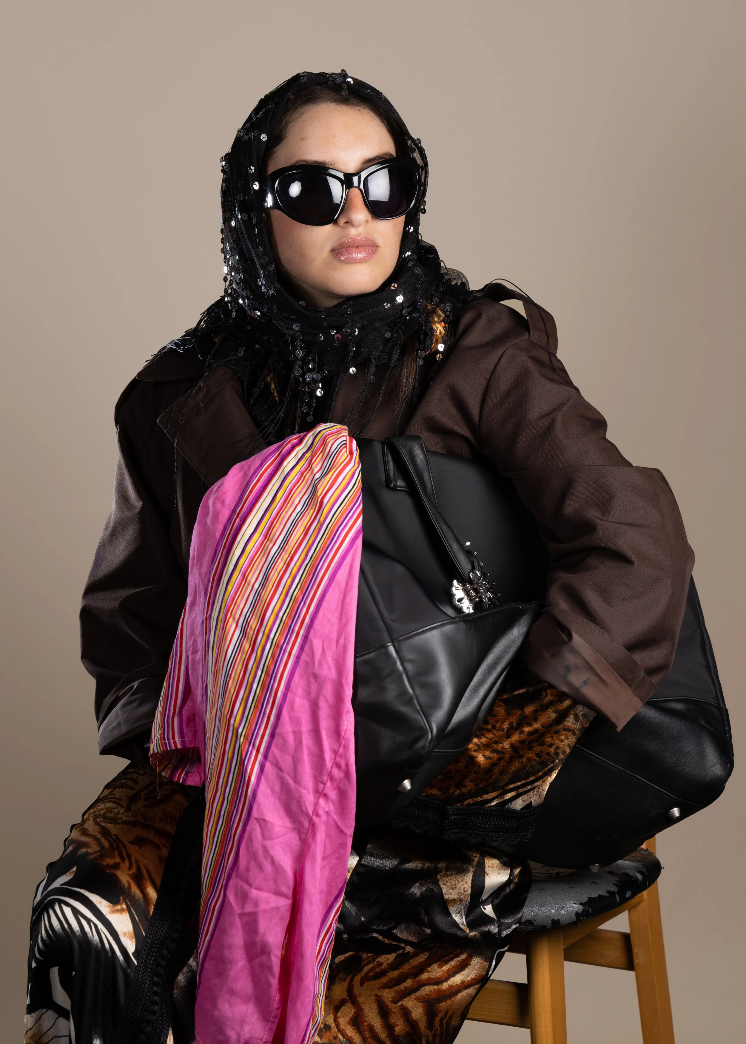 Adil Levain-Chavanon, Delia et ses alter-egos, 2026, tirages photographiques, cadres aulne brun, 21 x 29,7 cm 