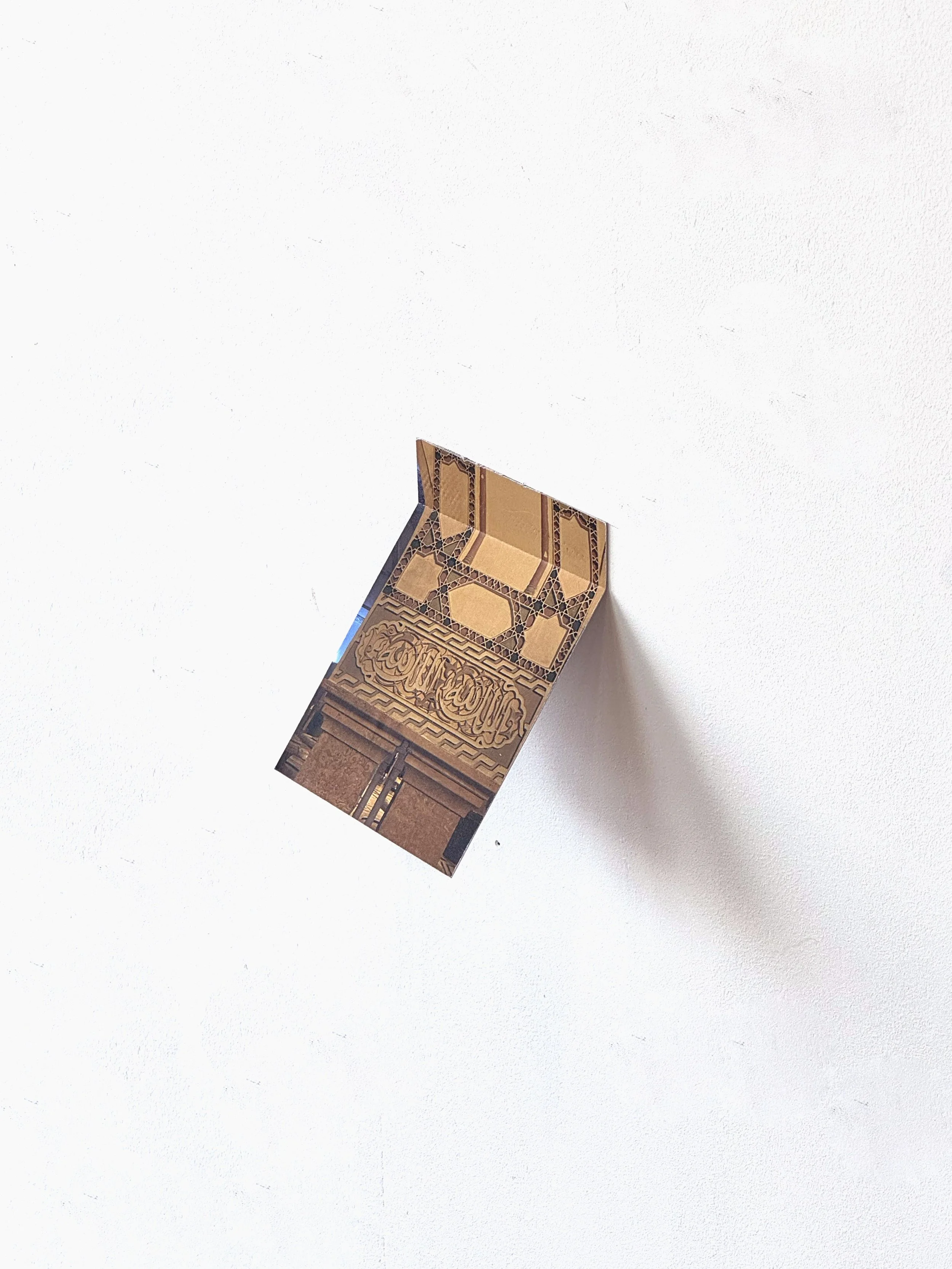 Adil Levain-Chavanon, Dikhr, 2026, tôle en aluminium, pliée tirages photographiques, 12 x 16 cm 