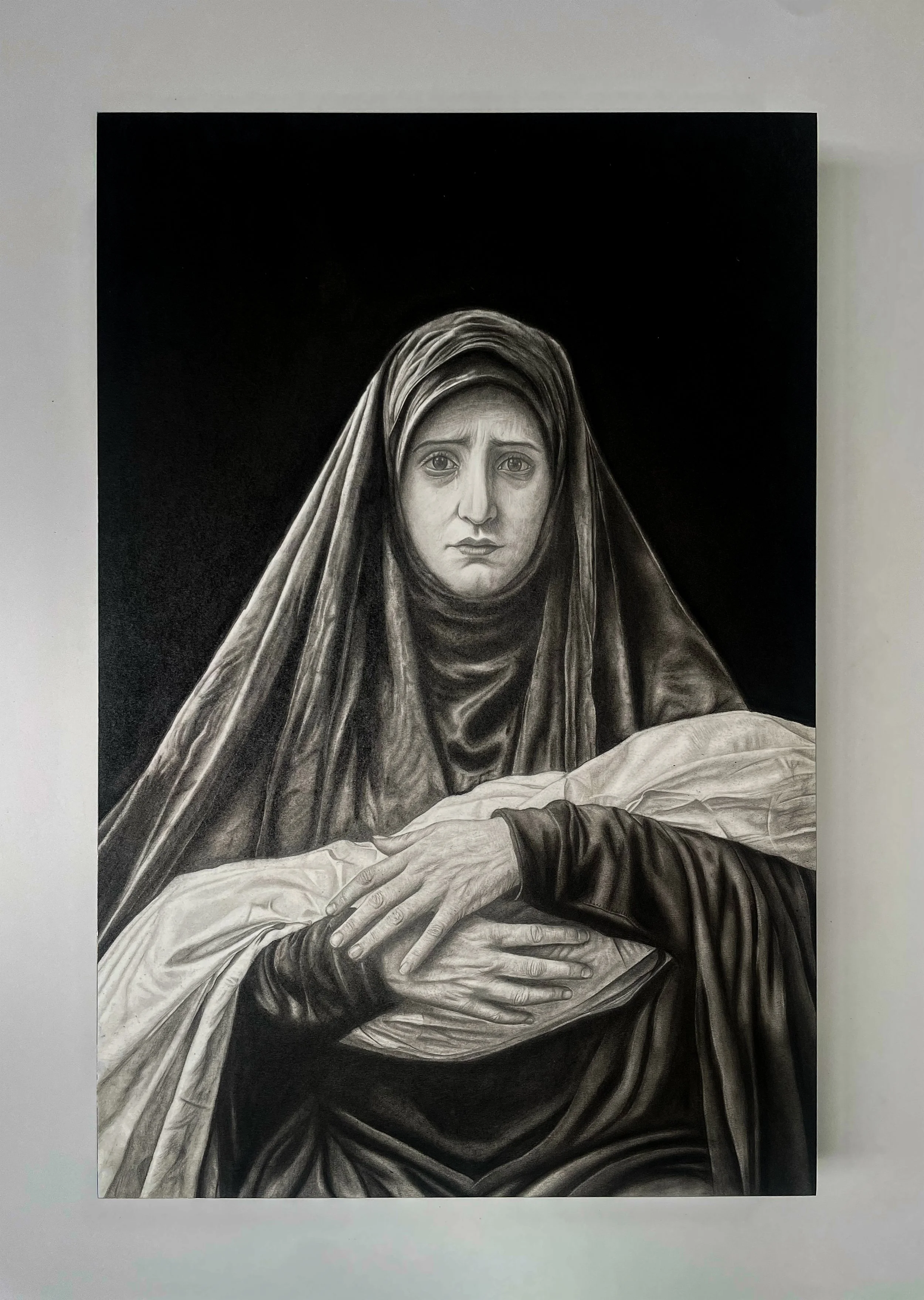 Tiziano Foucault-Gini,  «Pietà», 2026, graphite et fusain sur papier , 60 x 40 cm