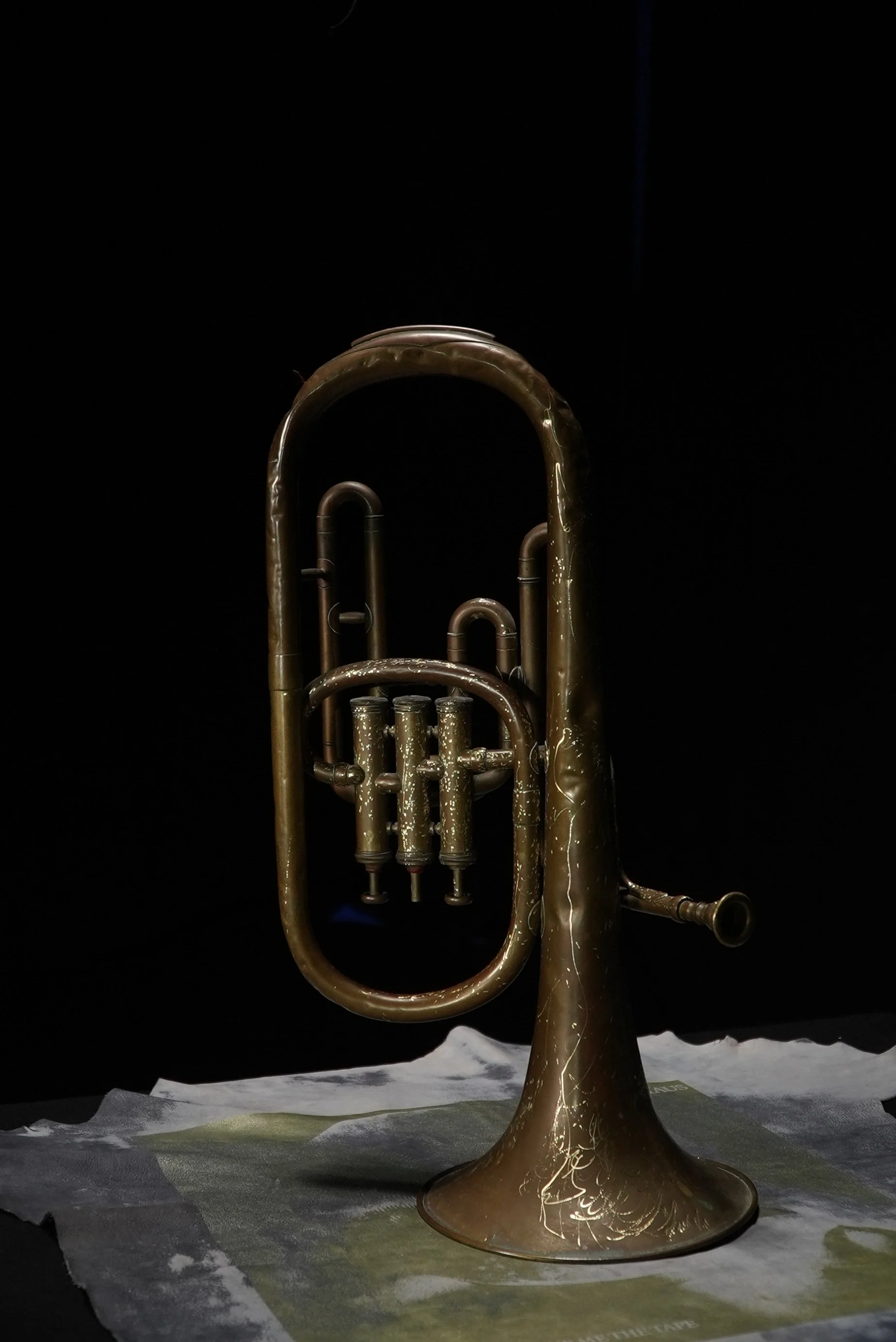 Jules Carlito Beurrier-Loncan, «Morena II», 2026, métal soudé, instruments en métal gravés, sublimation sur polyester