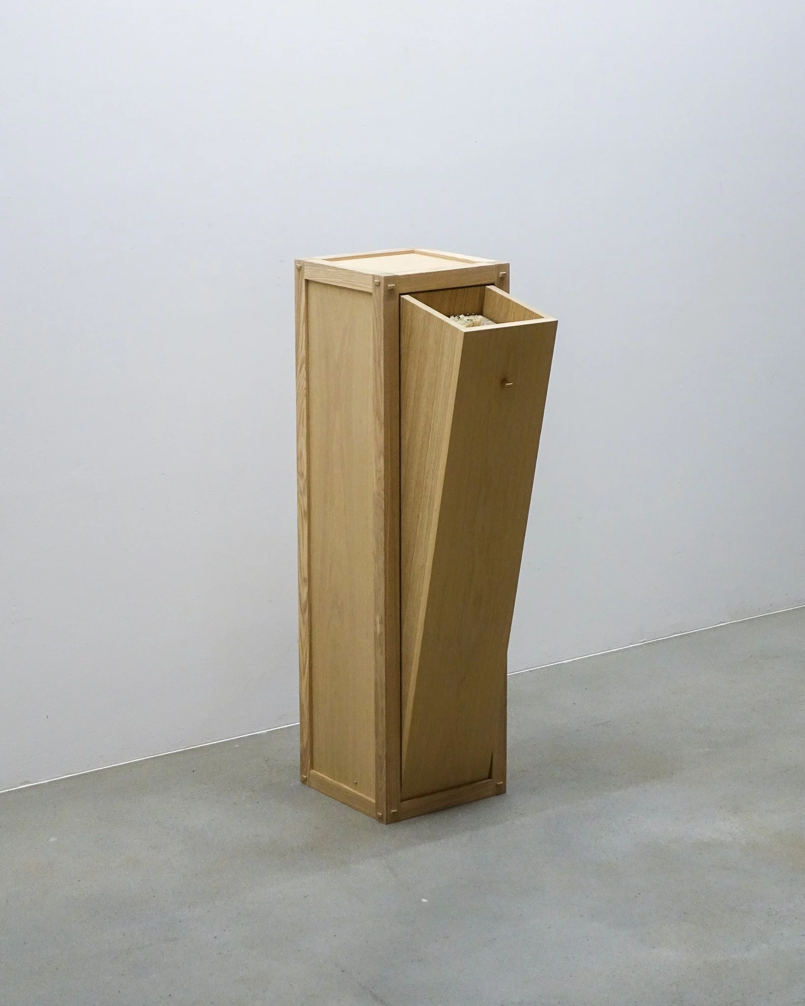 Malik Jeannet, Auspicious Letters, 2026, frêne, chêne, laine, acier inoxydable, aiguilles, papier d’emballage, 90 x 25,6 x 25,6 cm