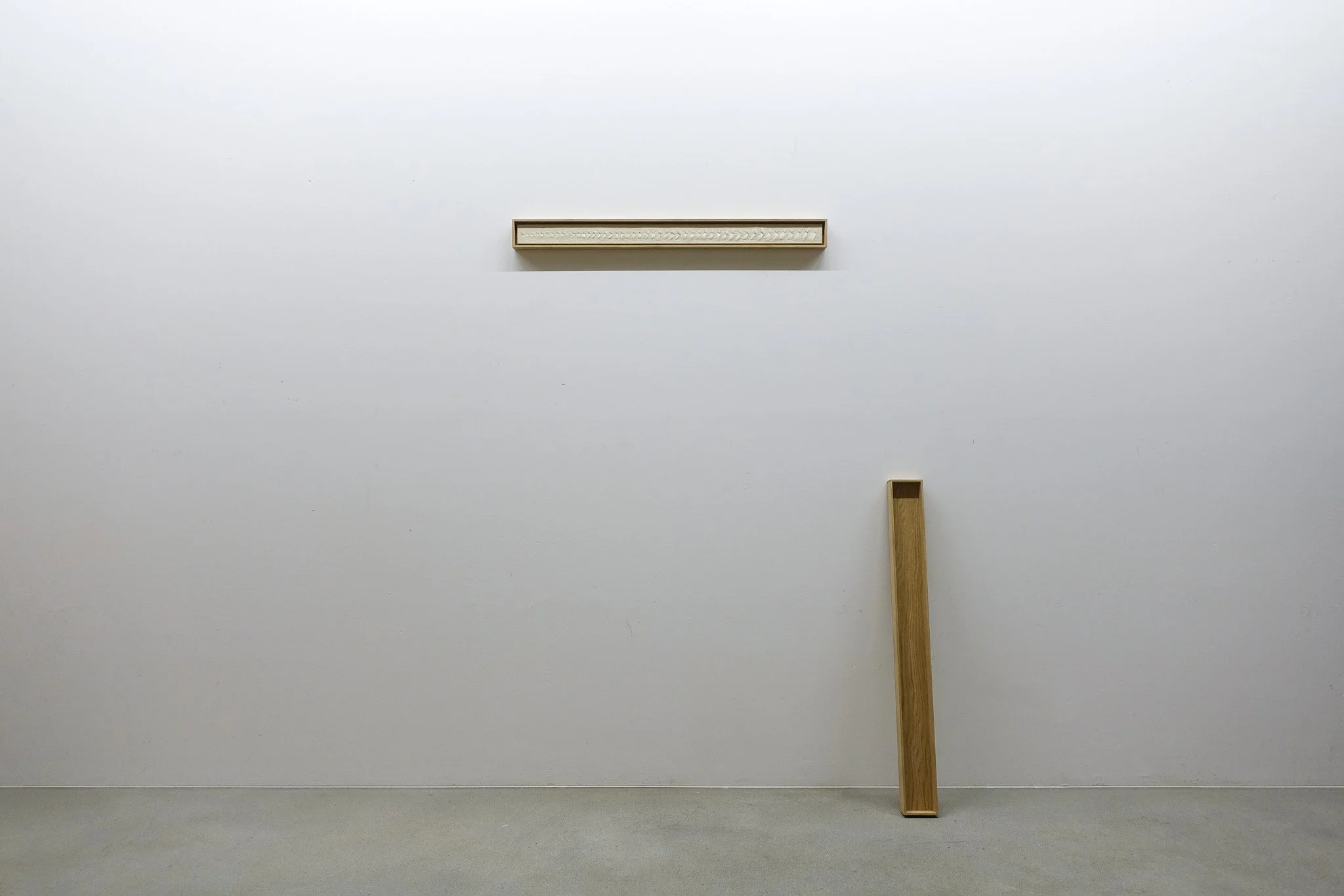Malik Jeannet, Recollection of Sleep (for Ali), 2026, chêne, laine, viscose, aiguilles, plumes d’oreiller, 85 x 8,7 x 4,6 cm
