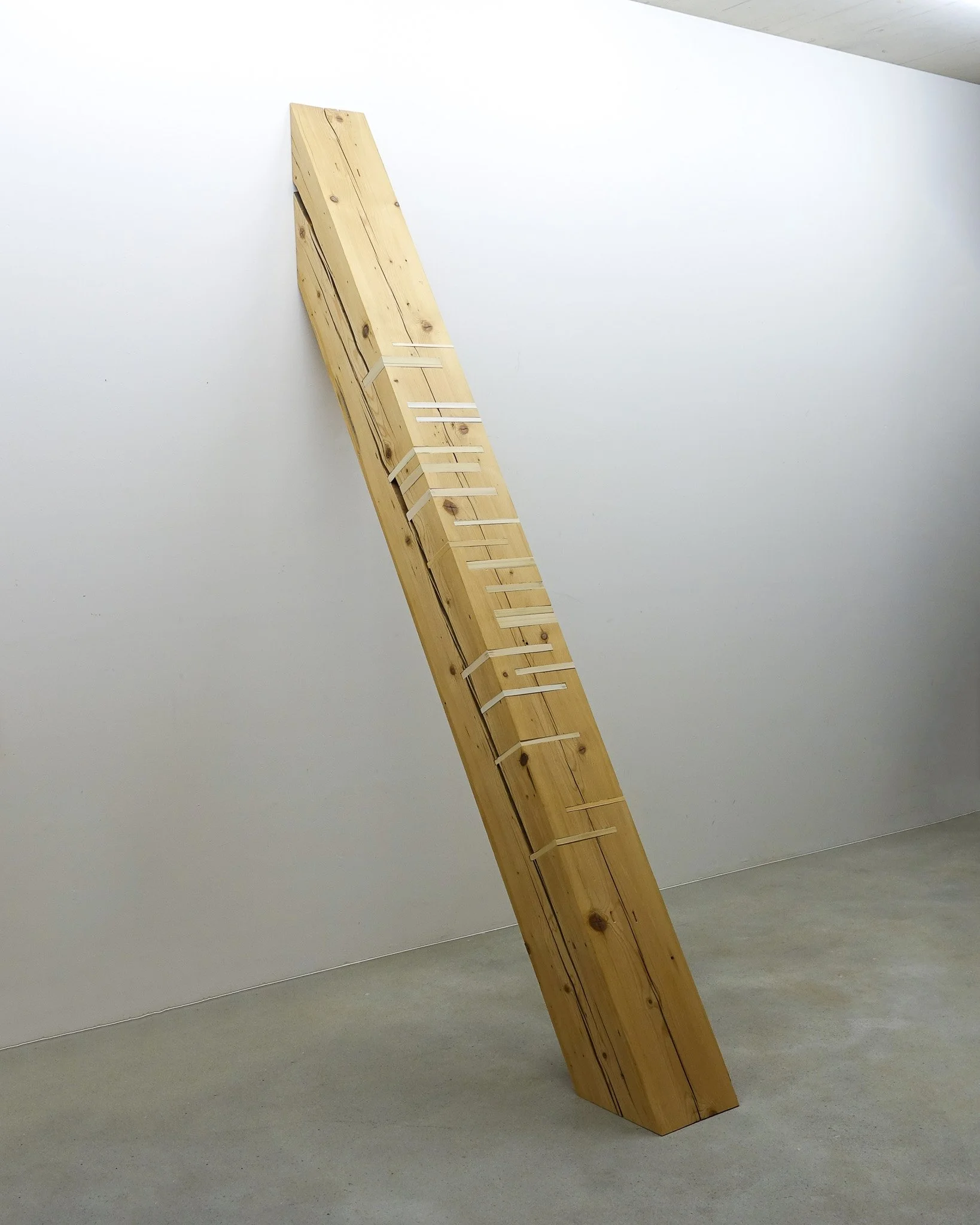 Malik Jeannet, To Hold Still, 2025-2026, pilier retravaillé provenant d’un bâtiment démonté, 20 livres annotés, 240 x 138,5 x 23,5 cm