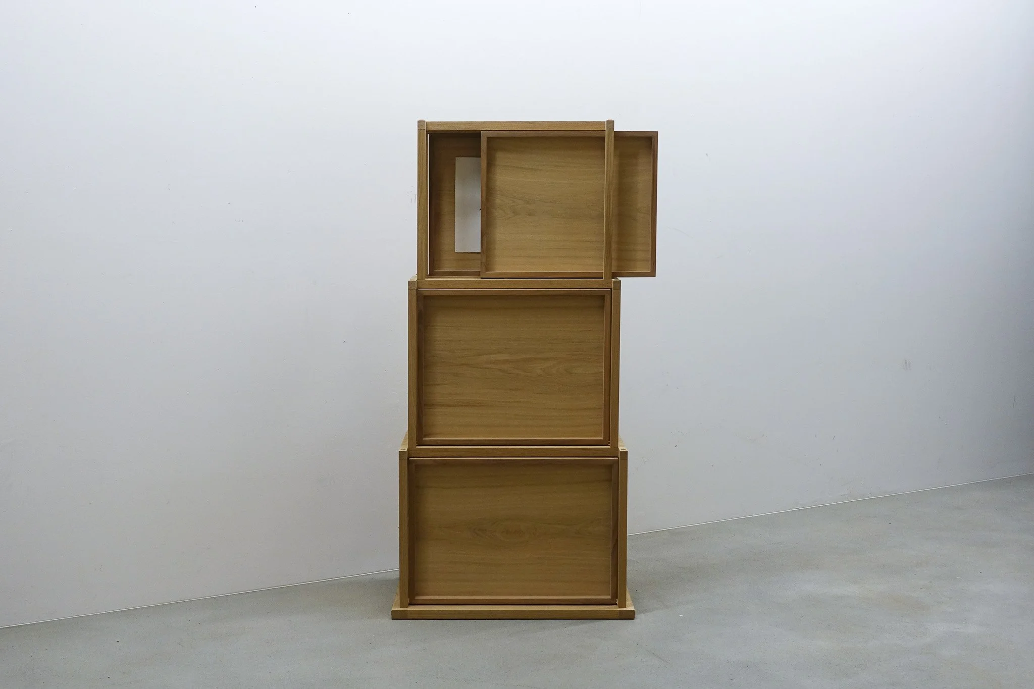 Malik Jeannet et Ali Cherri,  An Inventory of Flight, 2021-2026, noyer, chêne, aiguilles, 9 aquarelles sur papier, 132,6 x 65,3 x 42 cm