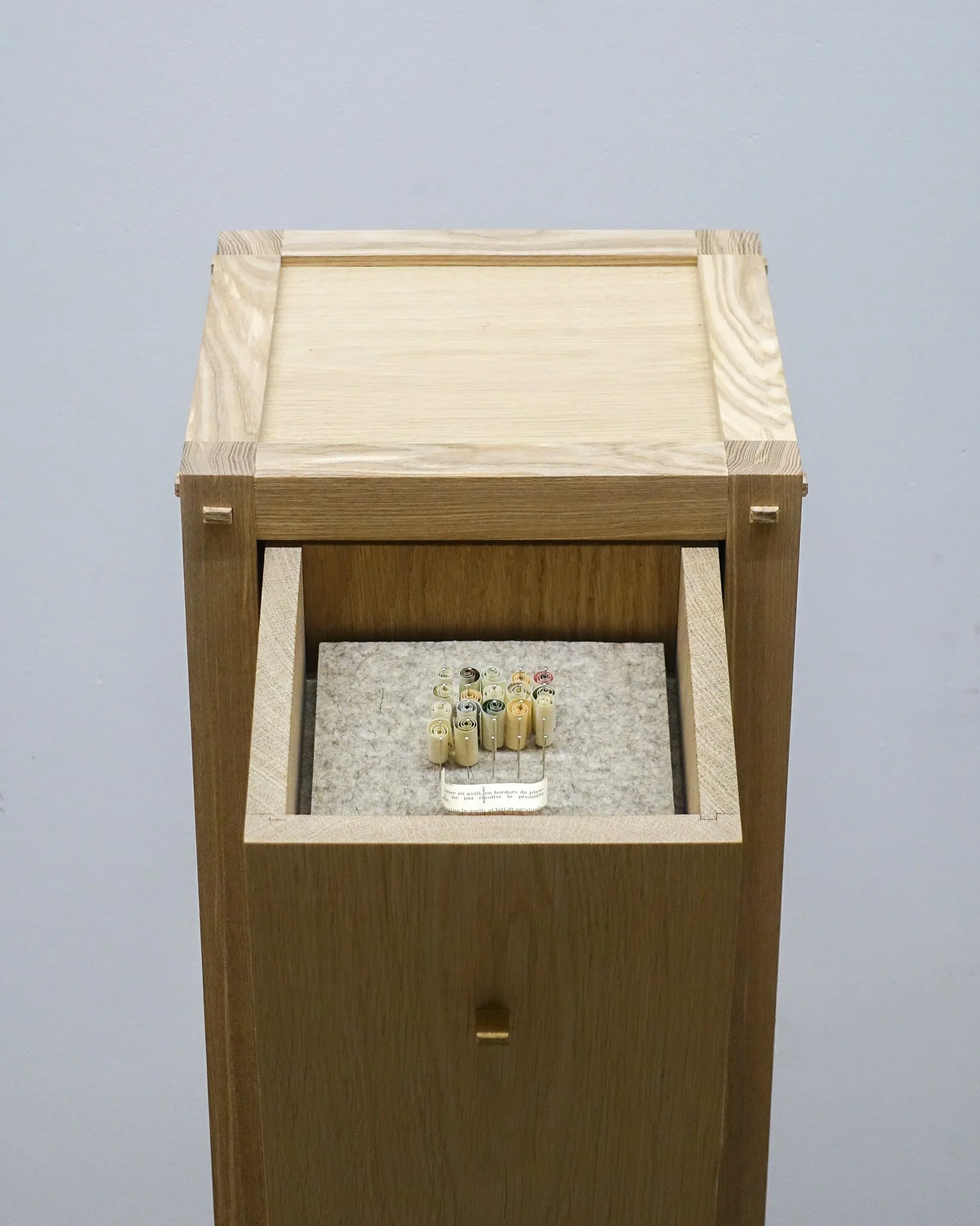 Malik Jeannet, Auspicious Letters (détail), 2026, frêne, chêne, laine, acier inoxydable, aiguilles, papier d’emballage, 90 x 25,6 x 25,6 cm