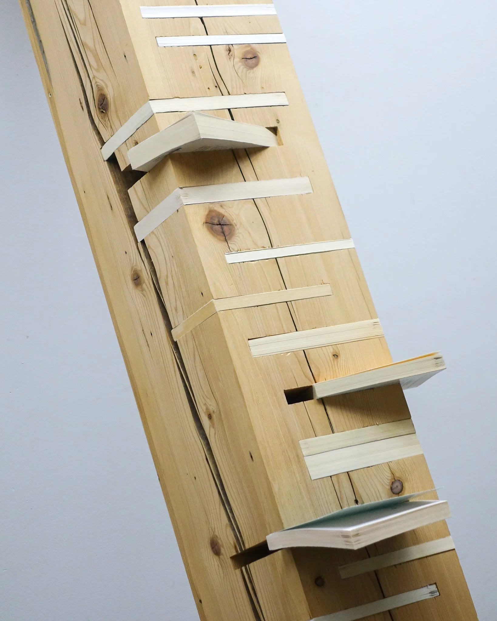 Malik Jeannet, To Hold Still (détail), 2025-2026, pilier retravaillé provenant d’un bâtiment démonté, 20 livres annotés, 240 x 138,5 x 23,5 cm