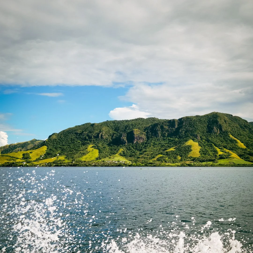 ️🌊⛰️
.
.
.
.
.
#Fiji #TropicalParadise #IslandLife #BoatAdventures #OceanSpray #NaturePhotography #LandscapePhotography #TravelGram #AdventureSeeker #Wanderlust #ExploreMore #ParadiseFound #ThePhotopher