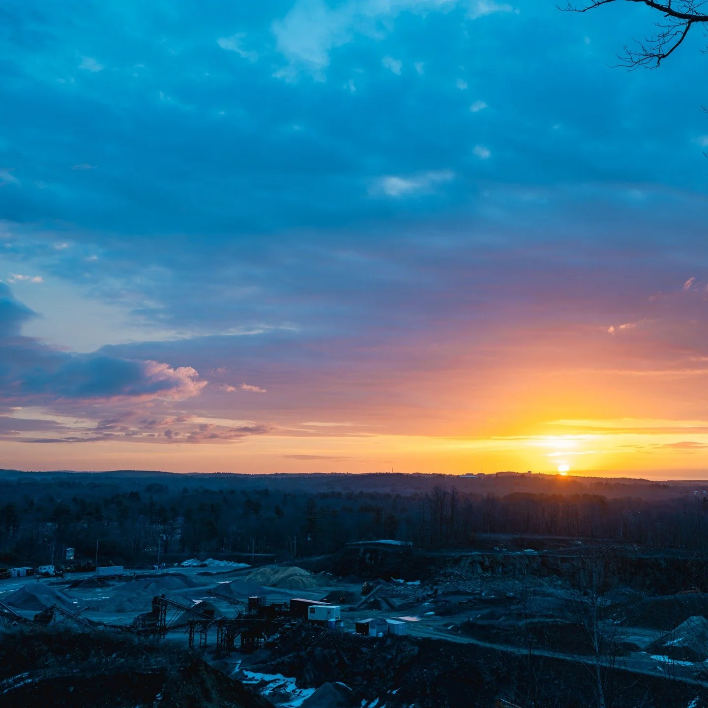 ☀️😎
.
.
.
.
.
#SunriseShots #NewEnglandSunrise #LandscapePhotography #NatureLovers #MorningGlow #GoldenSky #ExploreMassachusetts #OutdoorLife #PhotographyEnthusiast #NatureGram #AdventureCulture #SunriseVibes #GoldenHourGlow #EarthFocus #InstaSunris