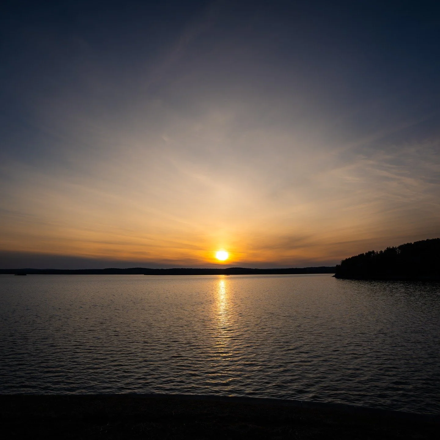 🌅 Golden Hour at Wachusett Reservoir
.
.
.
.
.
#WachusettReservoir #SunsetMagic #NaturePhotography #LandscapeLovers #GoldenHourGlow #Sunset #SunsetLovers #NewEnglandAdventures #PeacefulViews #ExploreOutdoors #NatureLover #ThePhotopher