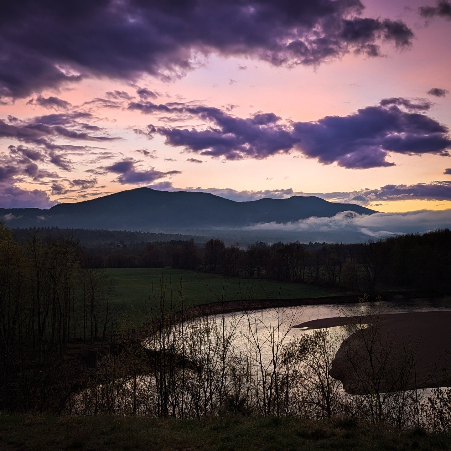 Sunset over the White Mountains 🌄 
Another breathtaking golden hour
.
.
.
.
.
#GoldenHour #WhiteMountains #NewHampshireViews #SunsetVibes #Cloudscape #NatureLovers #LandscapePhotography #WanderNewEngland #TwilightMagic #ThePhotopher