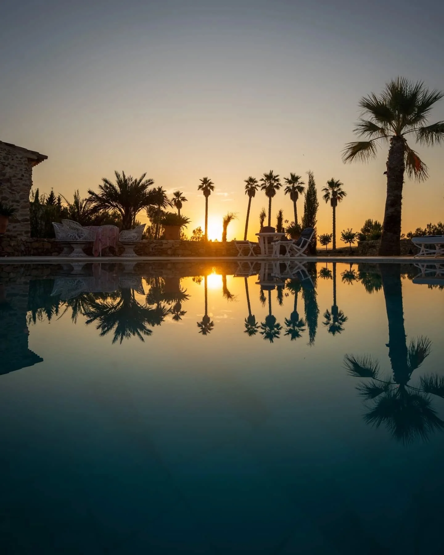 Golden hour in Spain just hits different 🌴✨
Between the silhouettes of the palms and the calm reflection in the pool, this evening was pure peace.
.
.
.
.
.
#sunsetlover #spainsunset #goldenhourmagic #palmtreesandskies #eveningglow #sunsetvibes #nat