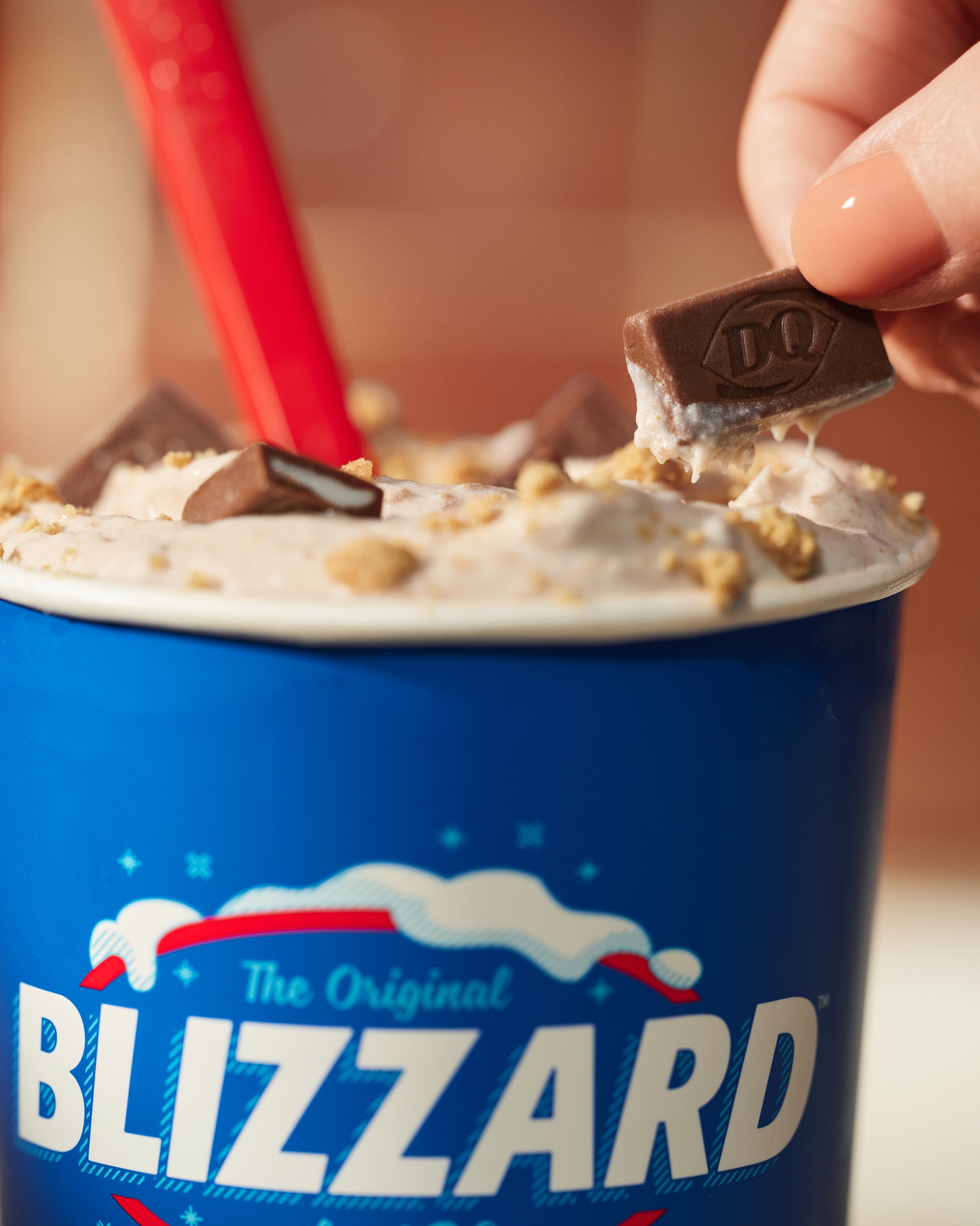 2490-24d-SPCSHP_DairyQueen_Q1_Lifestyle_Solo Smores w Hand_241122-1911-4x5-sRGB.jpg