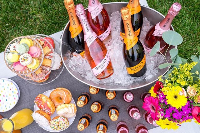 Cheers to warm weather! Is there anything better than enjoying a mimosa outside on a beautiful summer day?! ☀
.
We had a blast throwing a mimosa party for some gal pals recently! We made the BEST &quot;MioMosas&quot; using a variety of juices, fresh 