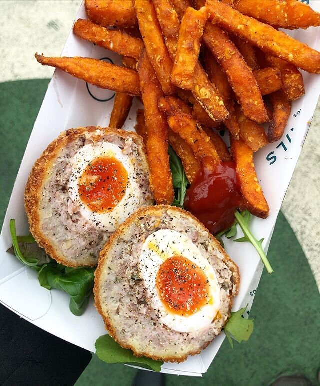 Ultimate brunch on the go! 🥚 📍@boroughmarket | London, UK
🍳 Scotch egg with a side of sweet potato chips!
👍🏼 It was hard to choose which delicious bits of food to try at Borough Market, but this scotch egg was the perfect start! It was super cru