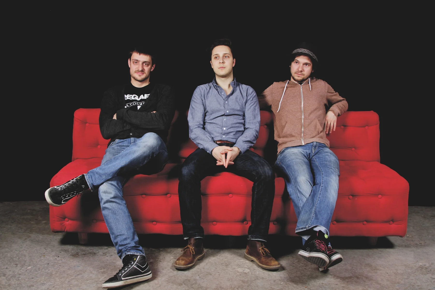 Trois Gars Sul Sofa.jpg