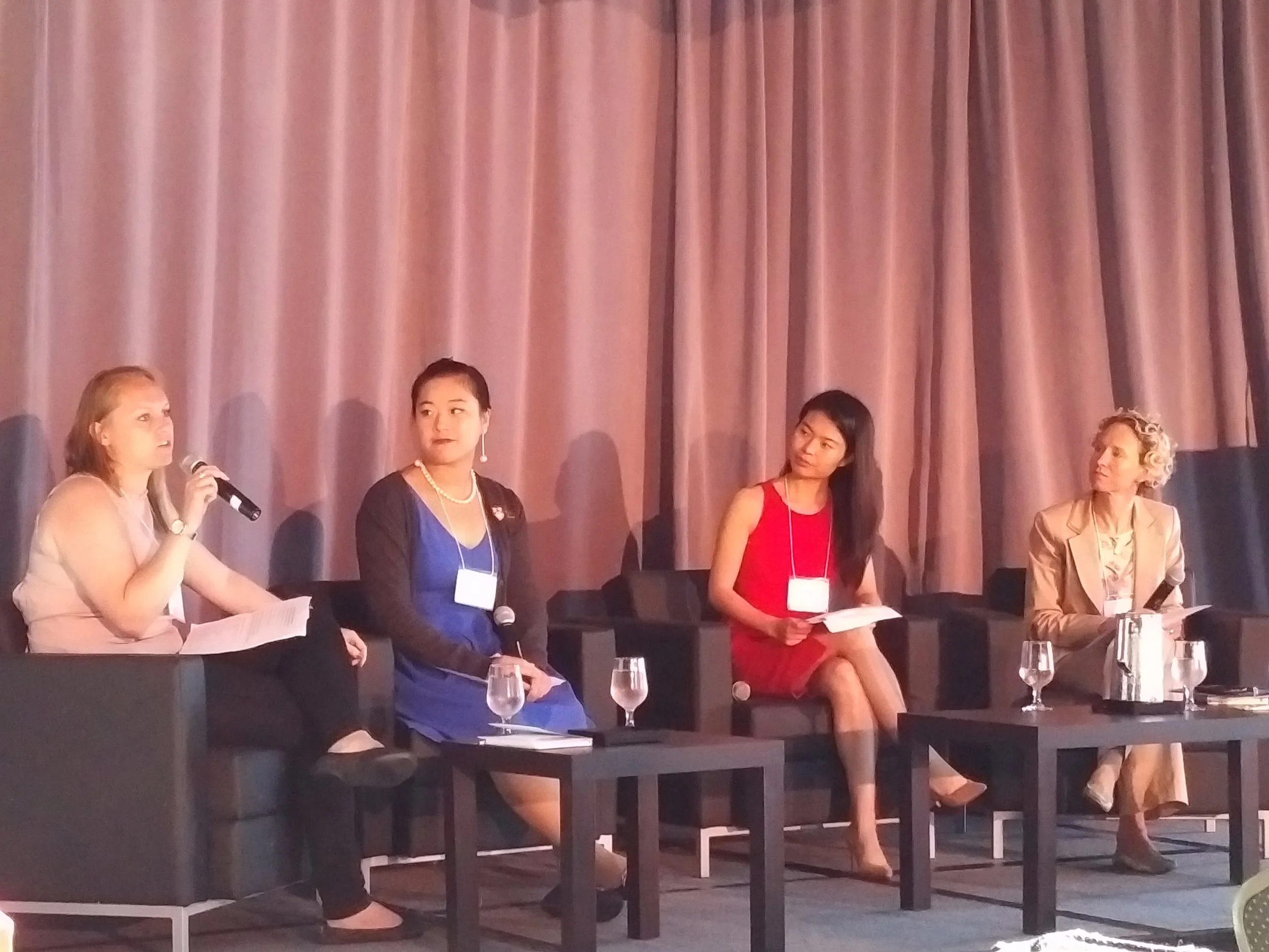 Les diplômées internationales récentes, ( de g. à d.) Mischka Jacobs, Freya Qi et Christine Qin Yang, parlent de leur expérience internationale et leur passage d’étudiante à professionnelle avec Wendy Luther (extrême droit) présidente et directrice générale d’EduNova