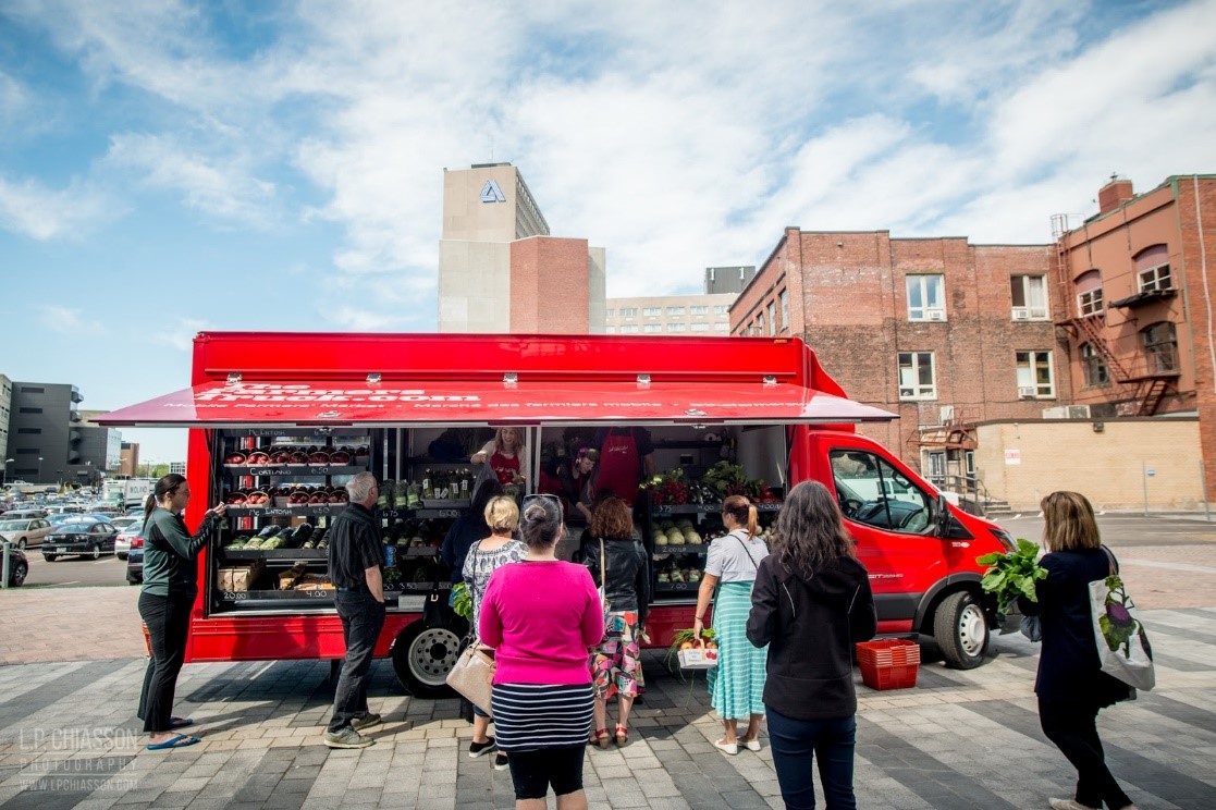 Fred a étudié la conception graphique au CCNB à Dieppe. Il a eu une agence de marketing pendant six ans. Toute cette expérience l’a bien servi quand il a fait le design et le marquage du Farmers’ Truck : de la couleur du camion jusqu’à la police qu’il a choisie, le camion et les sacs réutilisables sont inoubliables.
