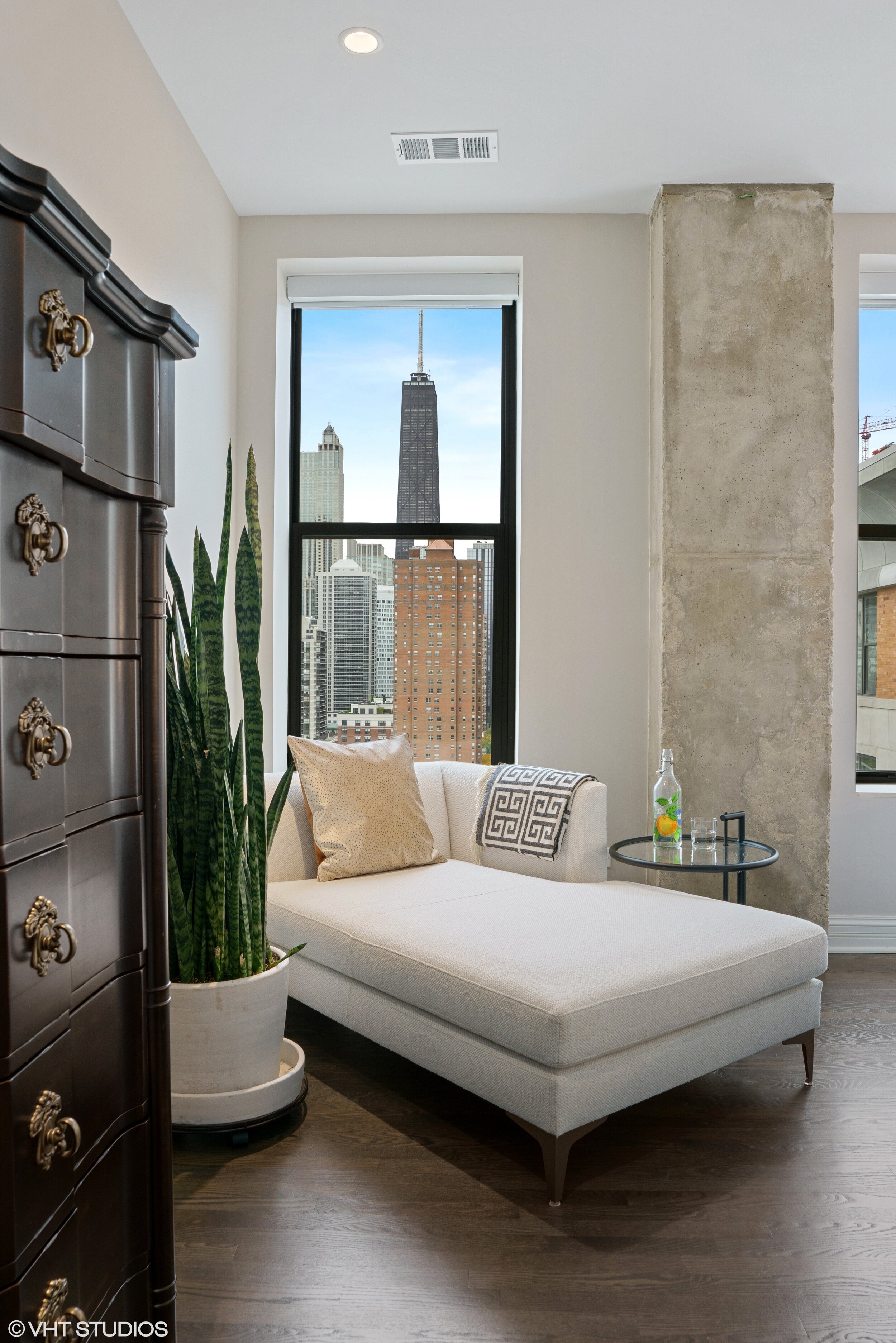19_849NFranklin_178001_PrimaryBedroom_HiRes.jpg