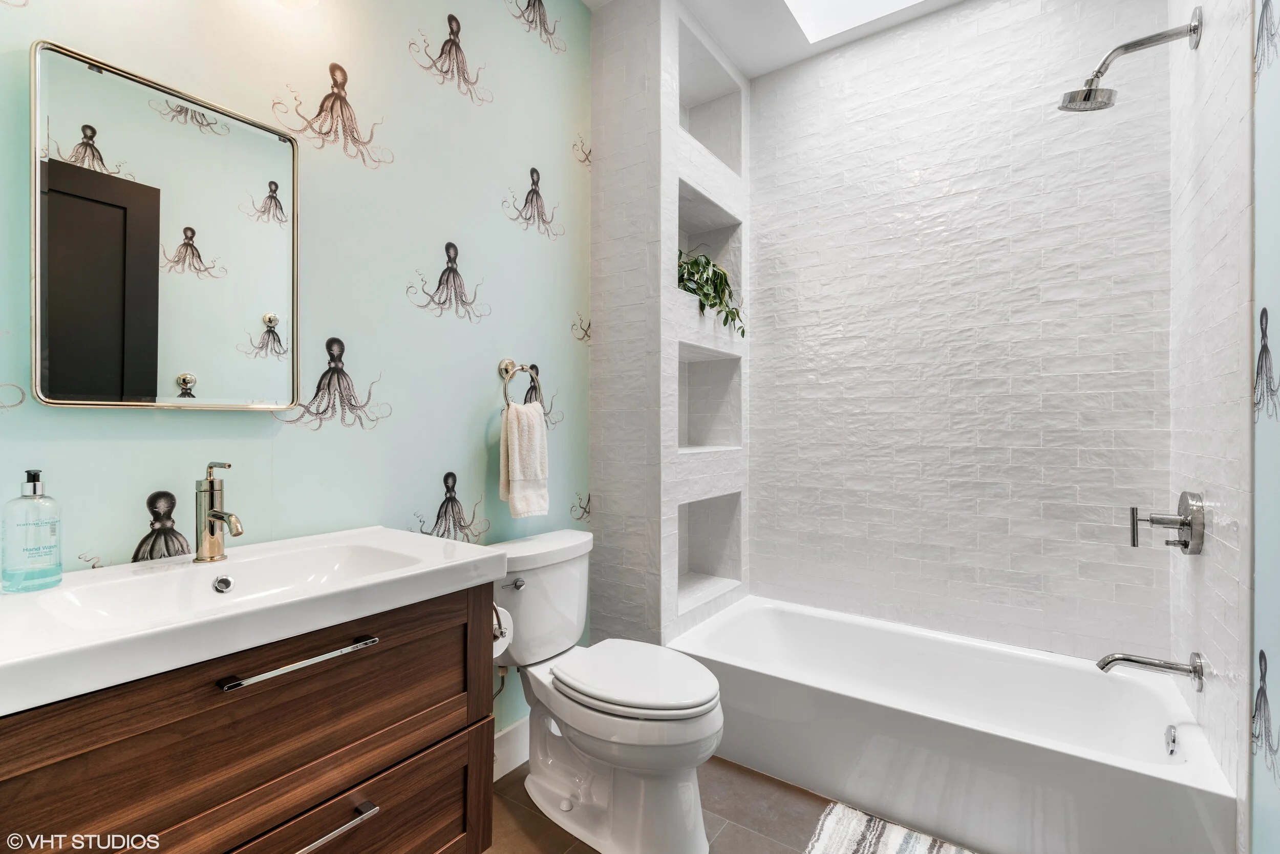 43_4903NWinchester_9001_2ndBathroom_HiRes.jpg