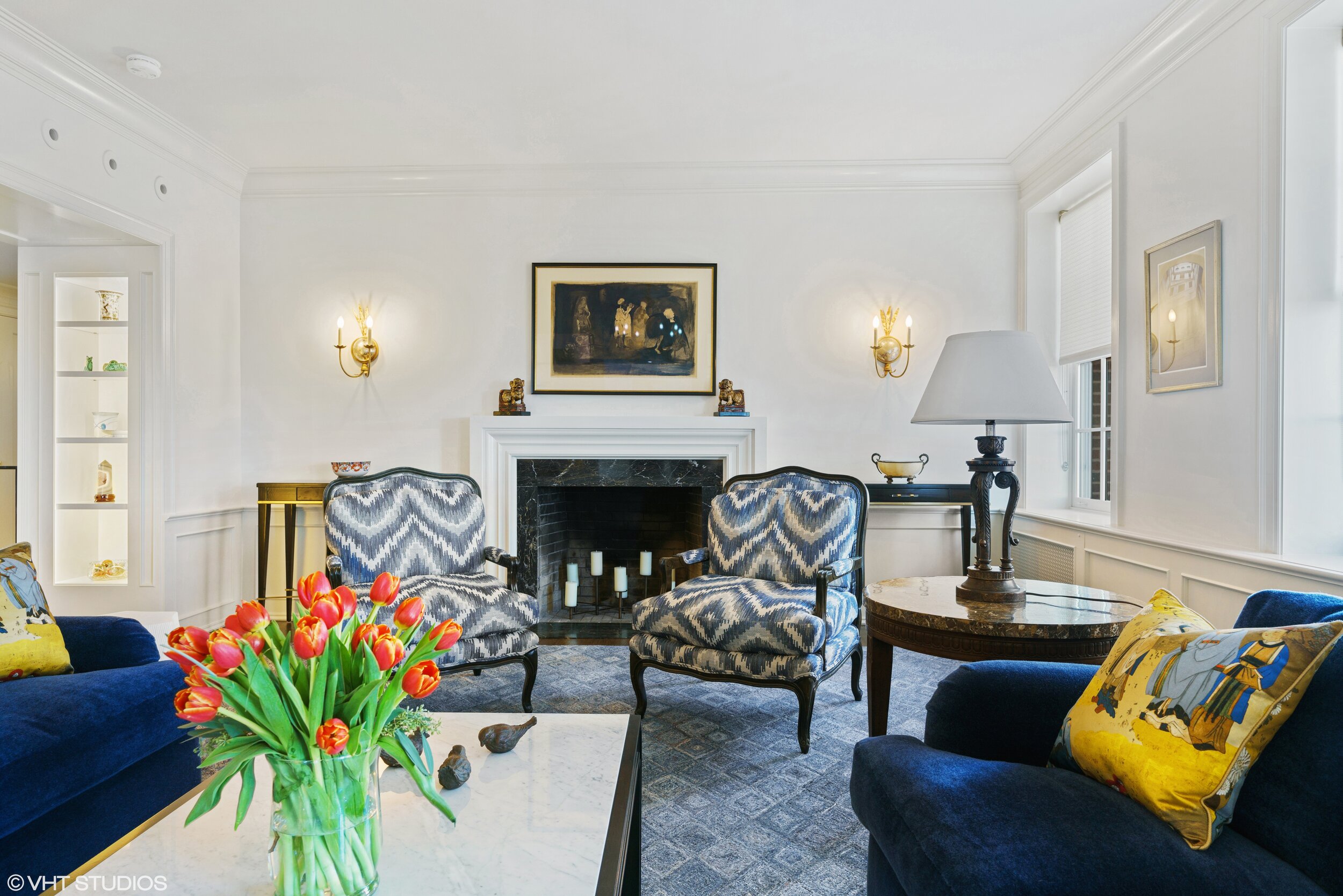 07_3750NorthLakeshoreDrive_12E_10002_LivingRoom_HiRes.jpg