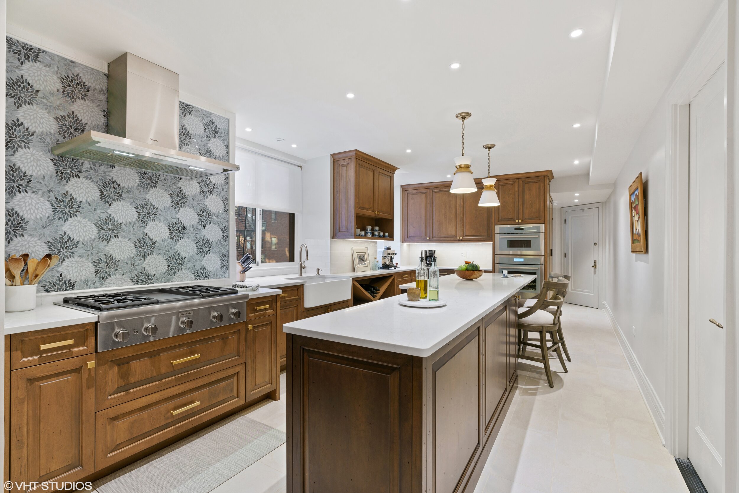 14_3750NorthLakeshoreDrive_12E_5_Kitchen_HiRes.jpg
