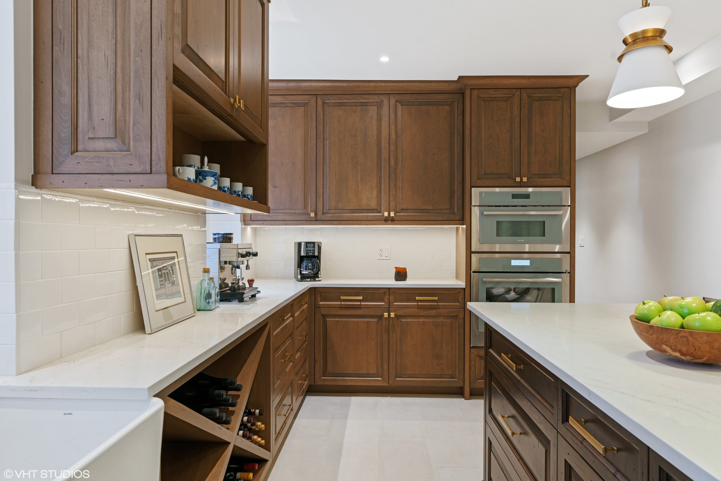 19_3750NorthLakeshoreDrive_12E_177005_Kitchen_HiRes.jpg