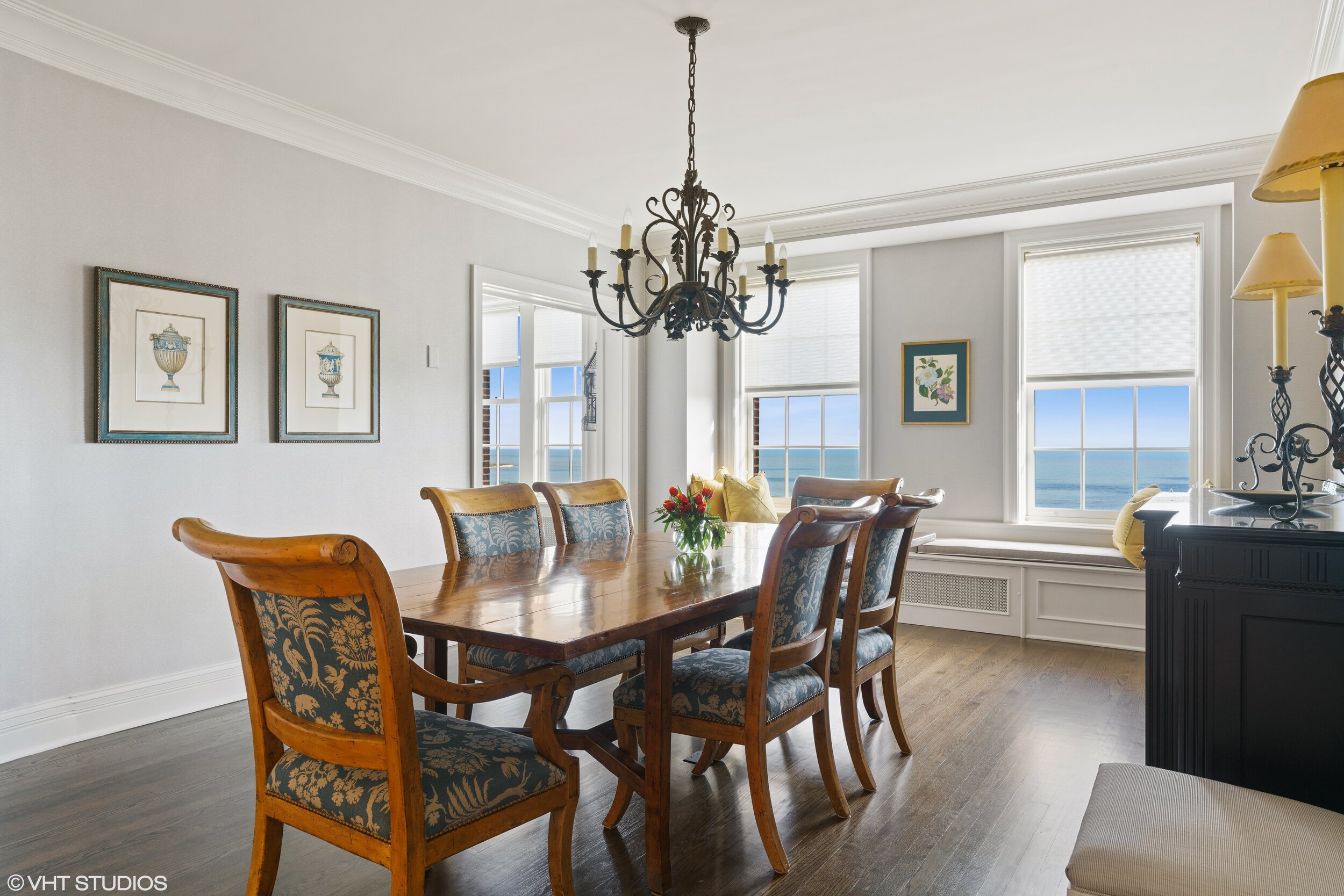 23_3750NorthLakeshoreDrive_12E_2_DiningRoom_HiRes.jpg