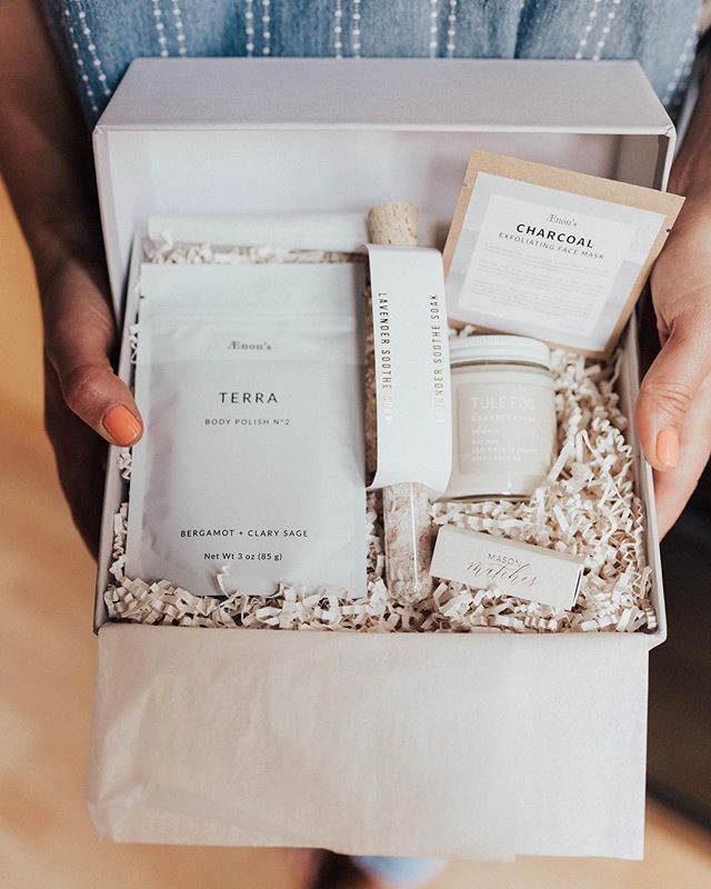 Do you ever run out of gift ideas that are creative to send to your friends for special occasions? I just discovered @masonandmarket a SF based gifting company with the most adorable curated gifts. This box is the petite retreat that includes a charc