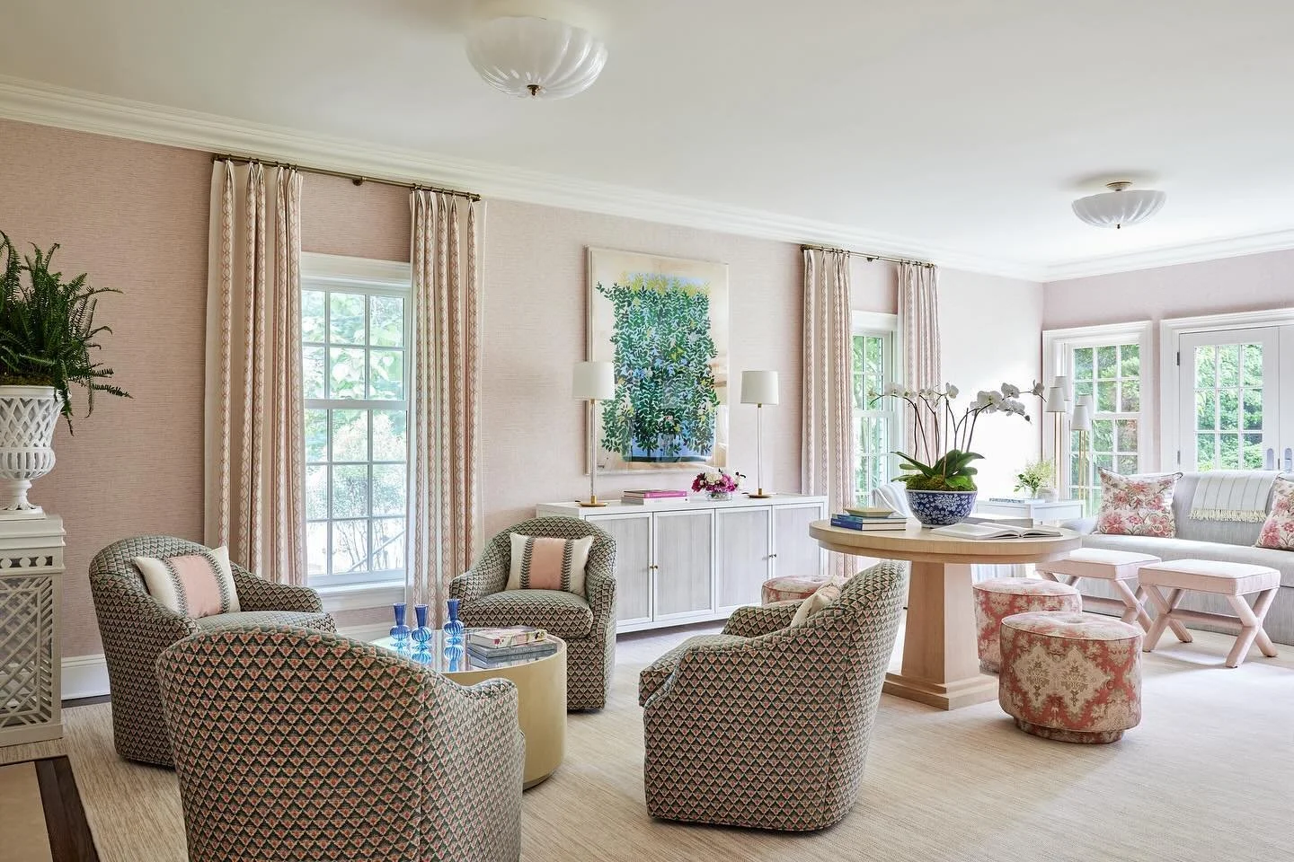 This double-sized living room, with multiple seating groupings and ample standing room, sets a perfect backdrop for holiday parties. But where should the🎄tree go? 

Swipe to see my ideas and comment which is your favorite! 
1/ Large tree at center ~