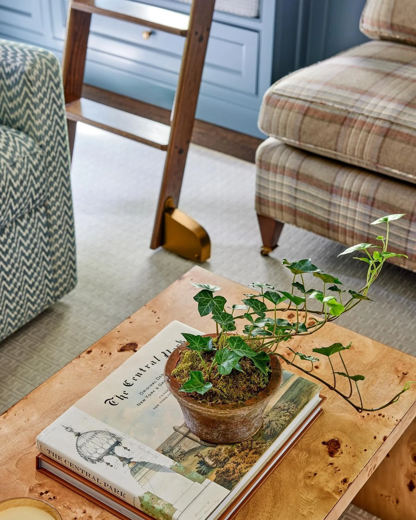 A handsome mix of materials and patterns make this office a cozy retreat&hellip; burl, walnut, antique brass and plaid are forever classics.

Design @michelletremontboyd 
Photo @kirstenrfrancis