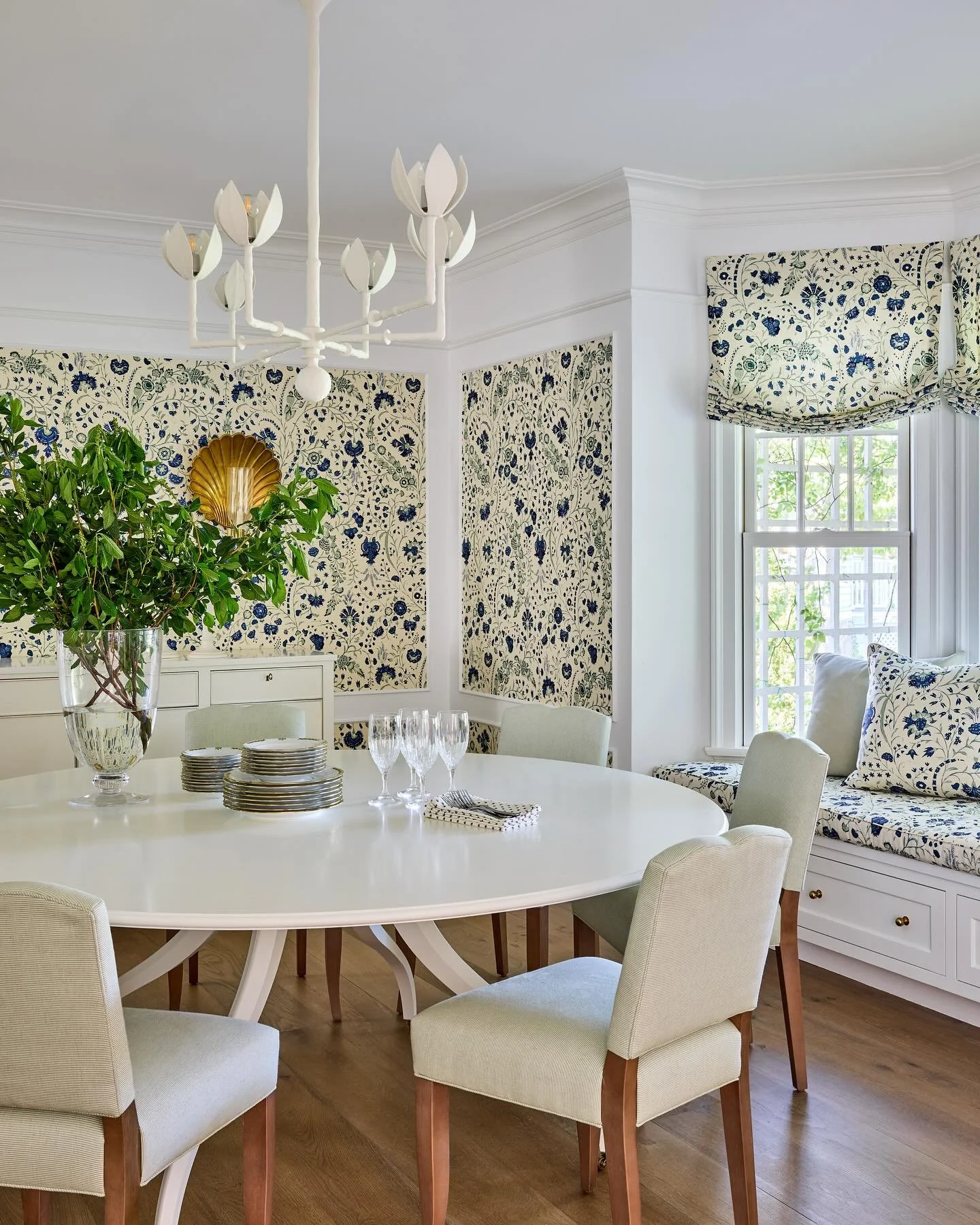 Fresh photos from @kirstenrfrancis of an Old Greenwich project,including a favorite Dining Room that&rsquo;s all about Dianthus Chintz @soanebritain