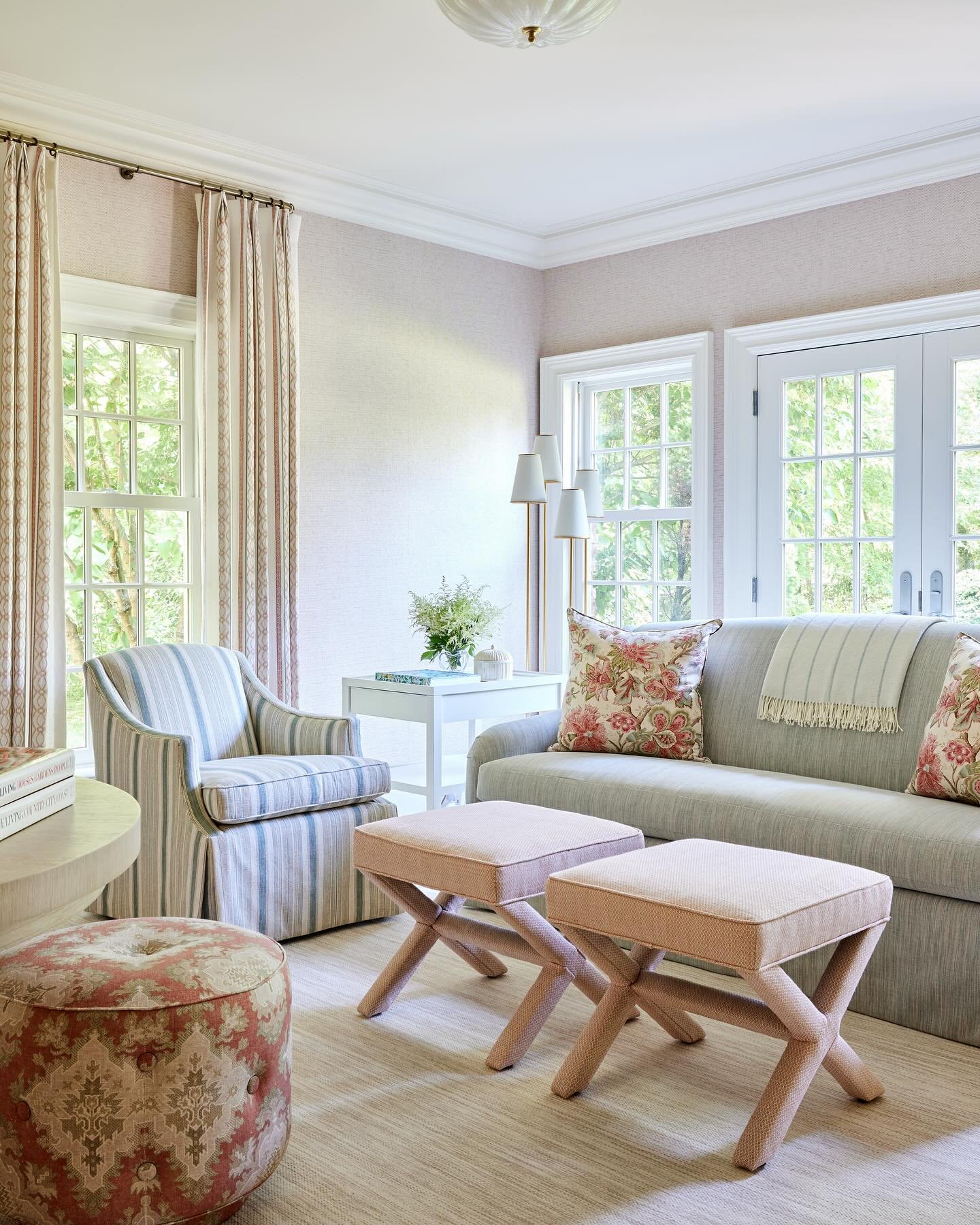 The happiest color and pattern mix keeps this formal Living Room feeling fresh, inviting and fun ✨

Design @michelletremontboyd 
Photo @kirstenrfrancis