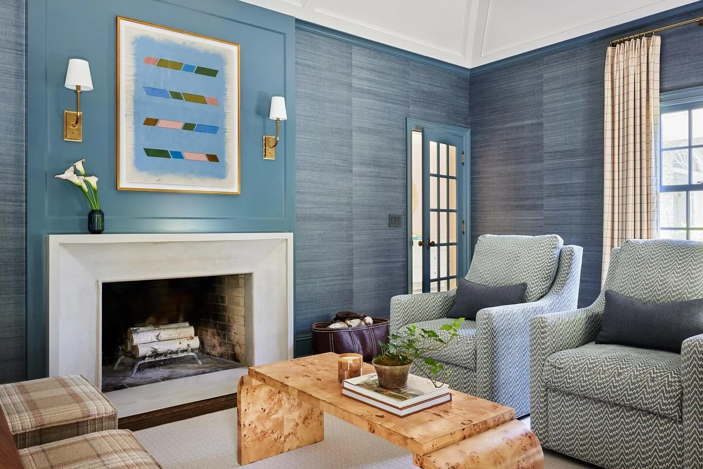 Fireplace season is just around the corner 💙 This custom designed fireplace surround [handmade by pouring concrete into a custom mold] adds a strong architectural element to a handsome home office rich in color and pattern. 

Design @michelletremont