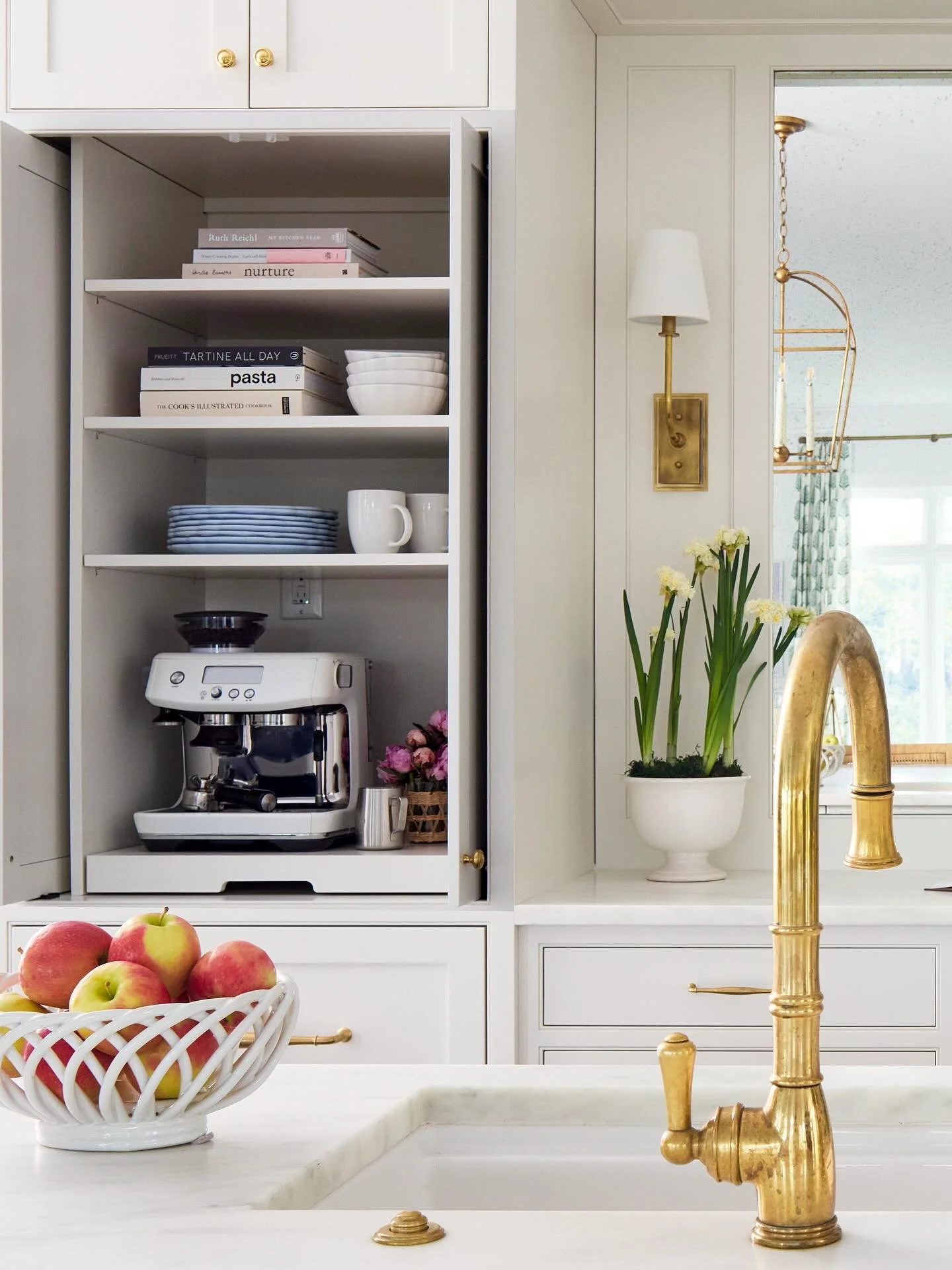 Now you see it: Now you don&rsquo;t 😊 Clients love the accessibility of a coffee cabinet that hides away after the morning rush 

Cabinets @kdwhome 
Photo @kipdawkinsphoto