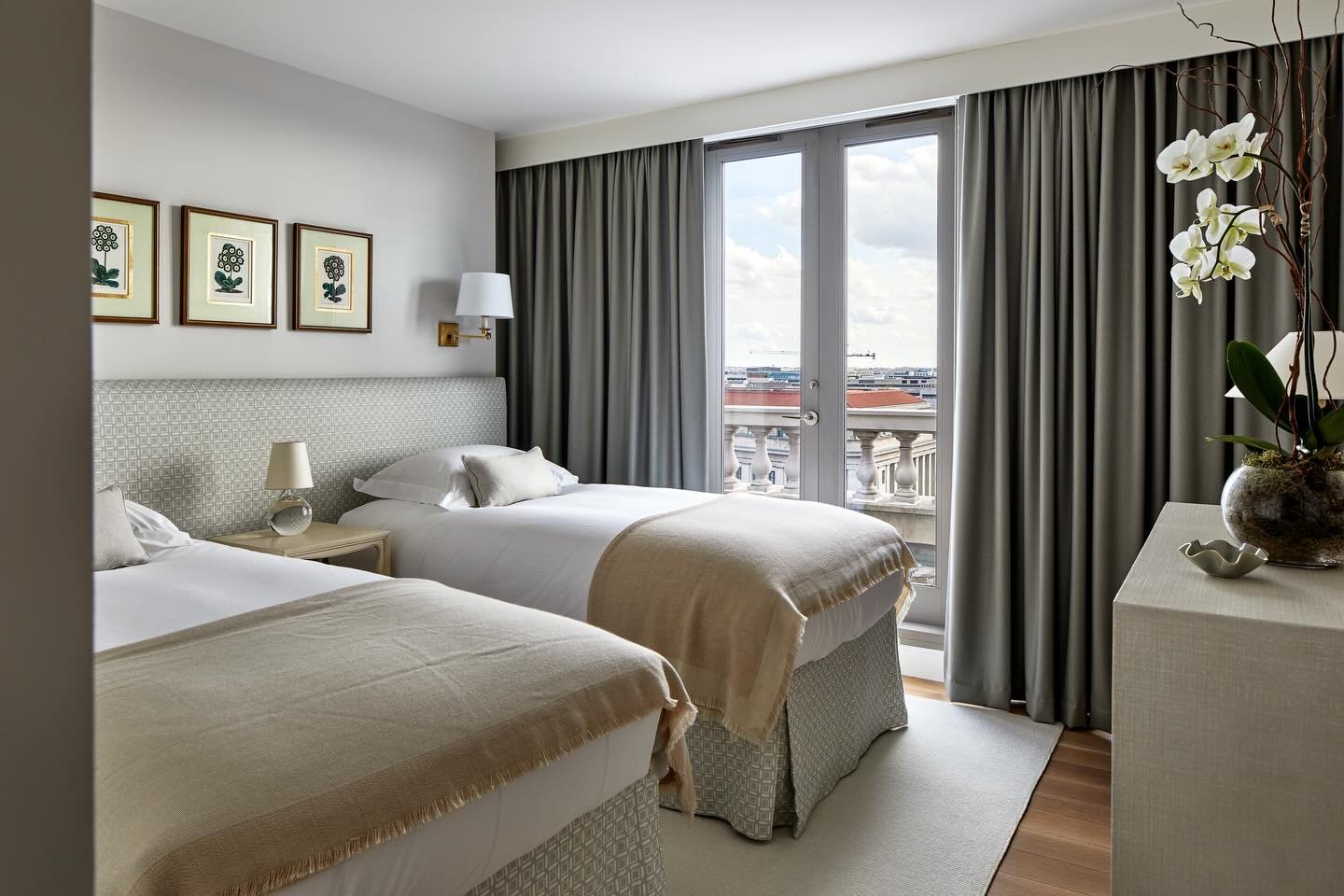 Matchy-matchy in a geometric linen @marikameyertextiles fabric&mdash;Two skirted twin beds and one oversized headboard to anchor the room 💚