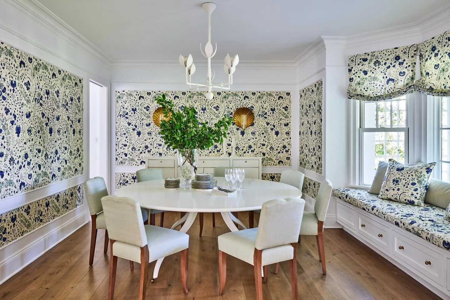 A dining room that blooms all year round and particularly fabulous to accompany Springtime 🌱🤍

Photo @kirstenrfrancis