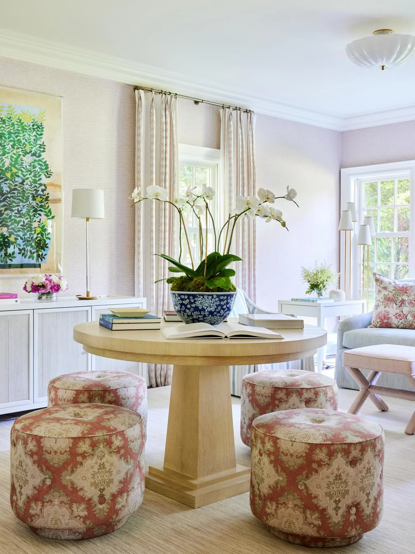 A weekday centerpiece table turns into the weekend game table&mdash;furniture that functions is our favorite kind🌟👏🏻