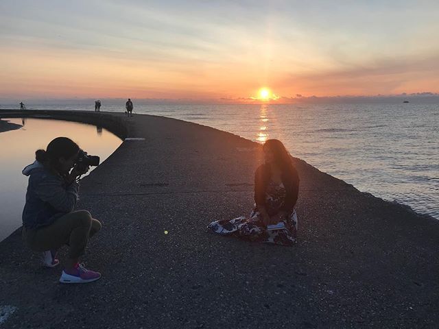 Nothing like a 5am shoot to start a day 📷✨🌞 Are you a sunrise or sunset 🌅 person? .
Thanks to the lovely mua @danielle_dettore for capturing this shot.