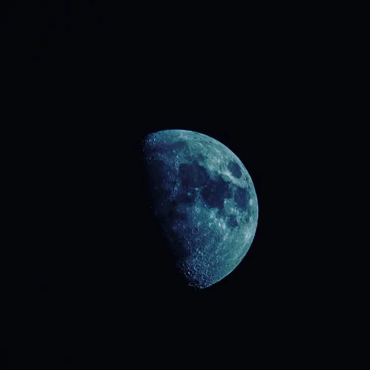 Blue moon, I see you standing alone.